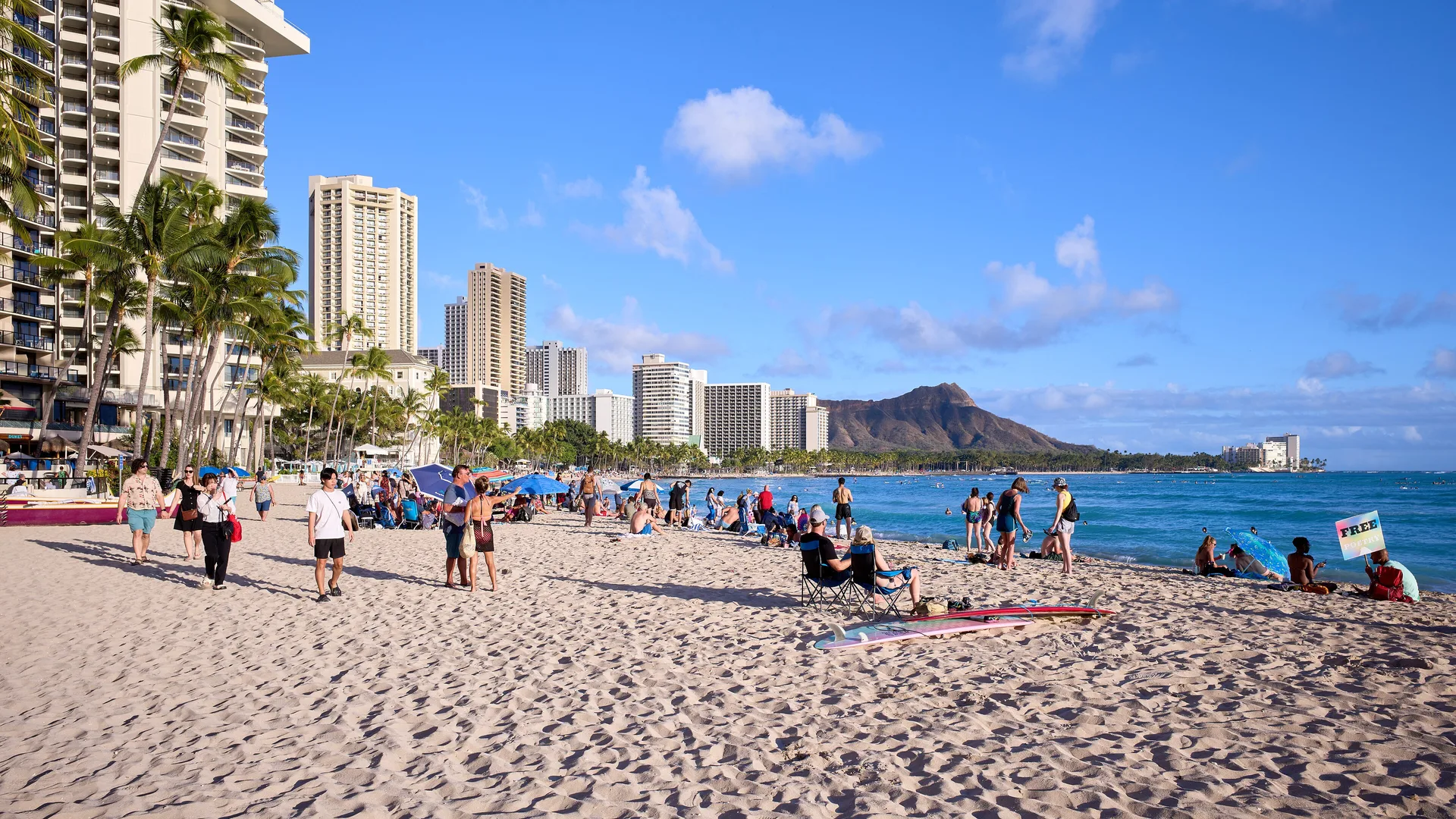 Praia de Waikiki, em Honolulu, com a cratera de Diamond Head ao fundo