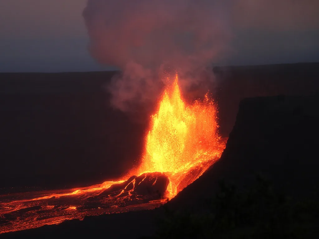 Fonte de lava na cratera Halemaʻumaʻu, no topo do Kīlauea, durante a erupção de 2025