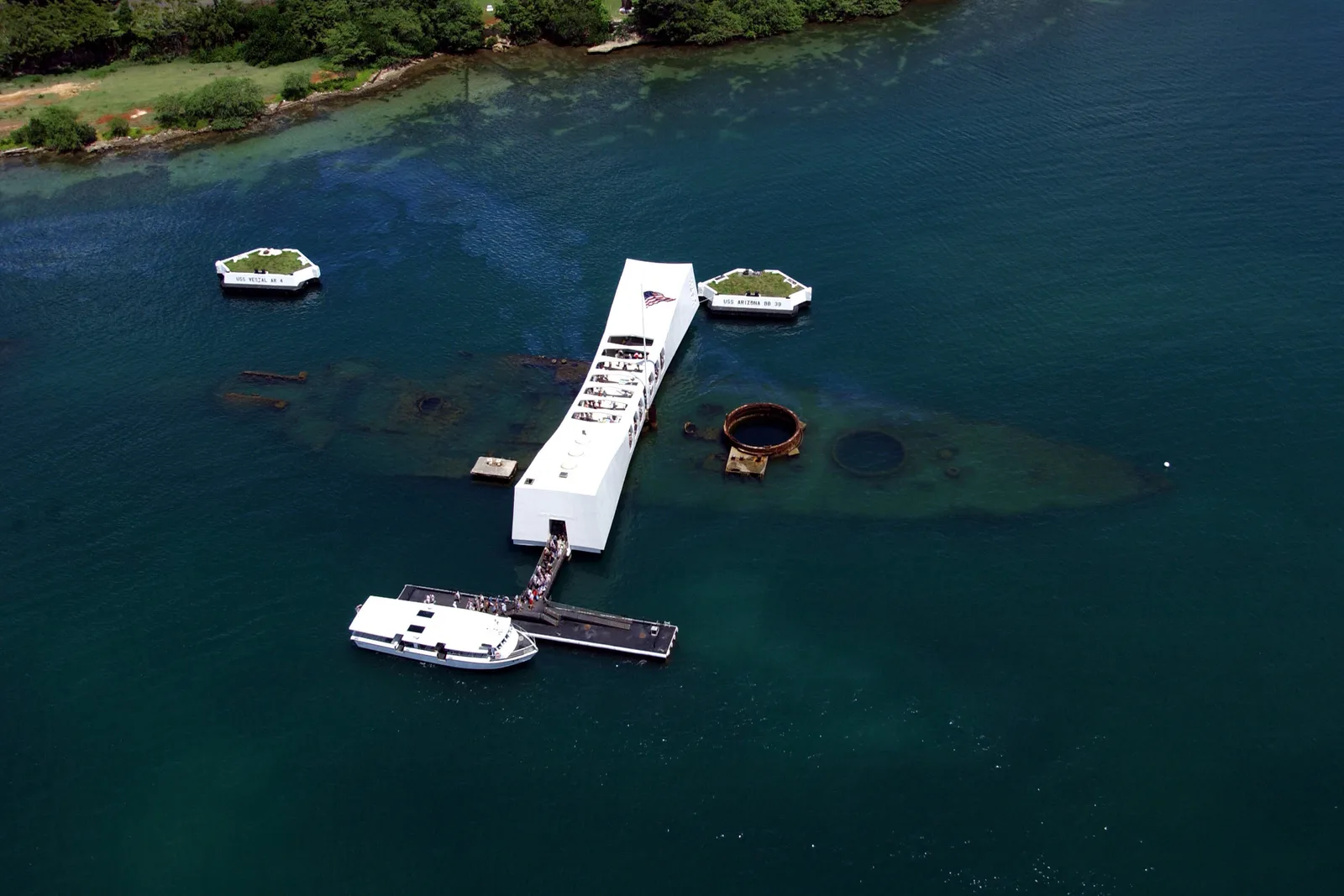 Vista aérea do USS Arizona Memorial sobre o casco do couraçado, em Pearl Harbor, Oahu