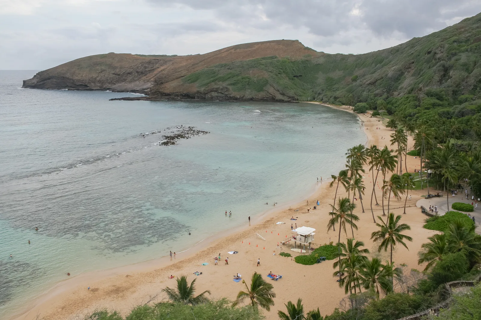 Baía de Hanauma, antiga cratera vulcânica com recife raso, no leste de Oahu