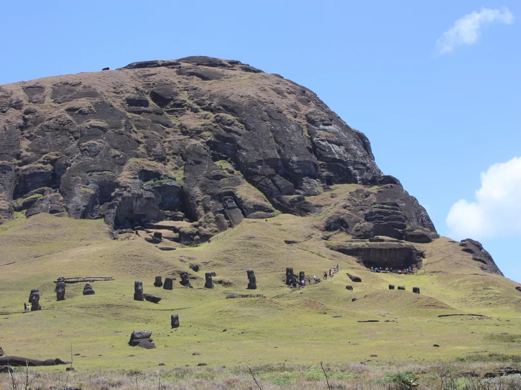 Moais espalhados pela encosta do vulcão Rano Raraku, a pedreira dos moais