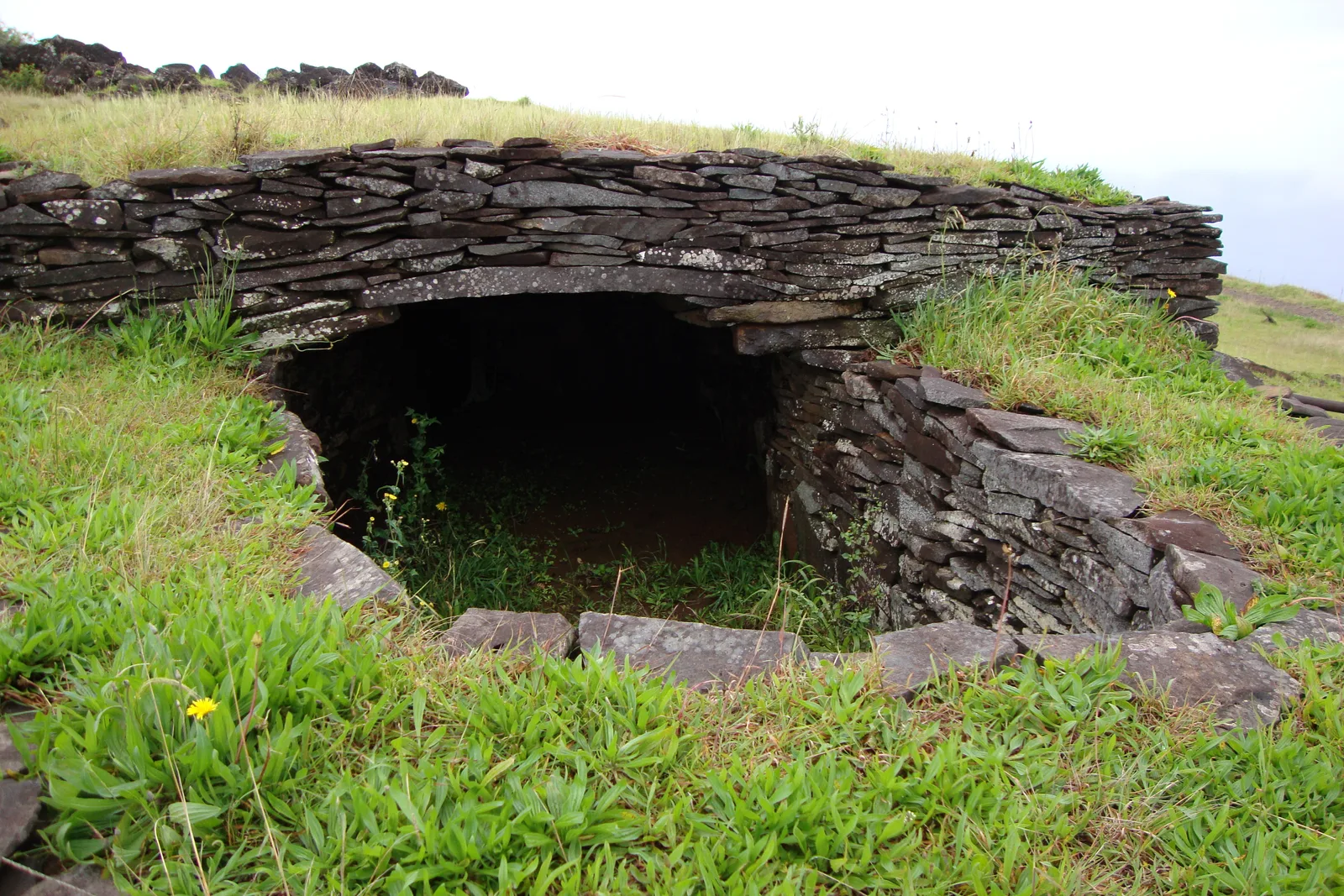 Casa de lajes de pedra da aldeia cerimonial de Orongo, na borda do Rano Kau