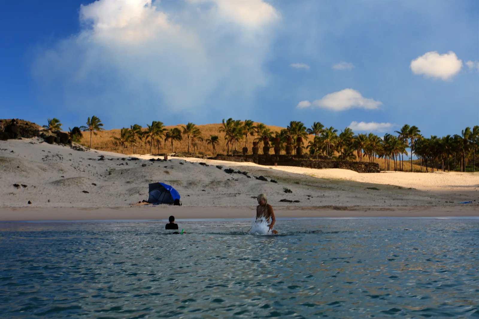 Praia de Anakena com os moais de Ahu Nau Nau entre os coqueiros, na Ilha de Páscoa