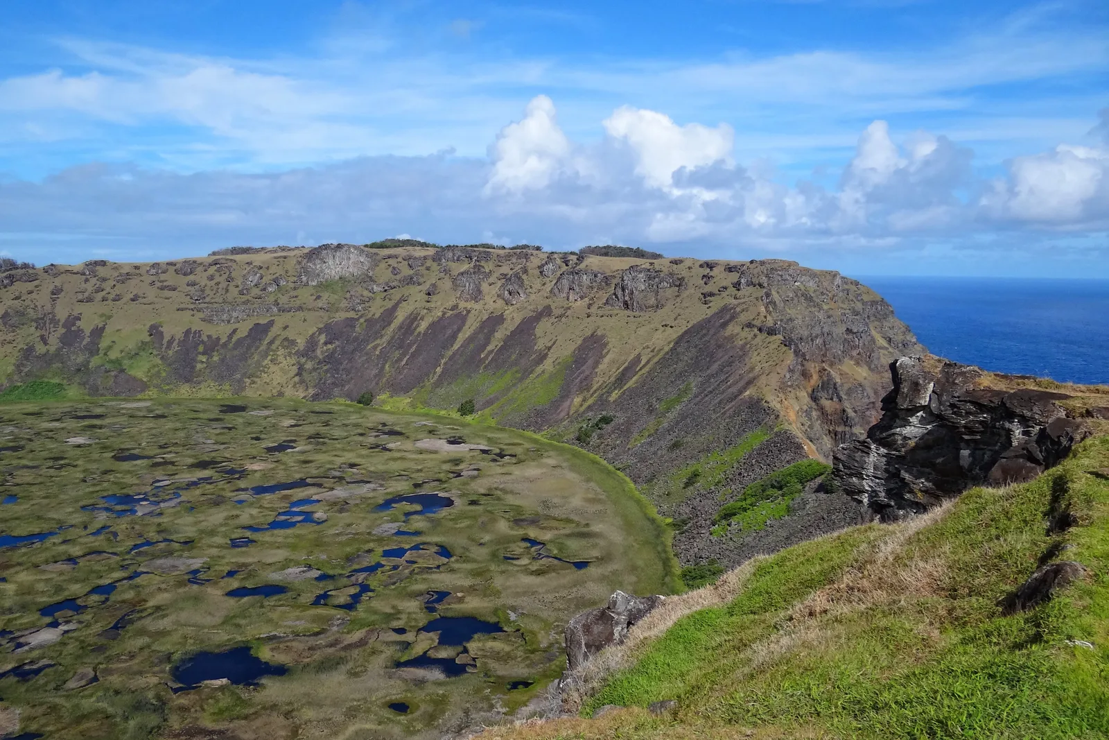 Cratera do vulcão Rano Kau, com lagoas de totora e o Pacífico ao fundo
