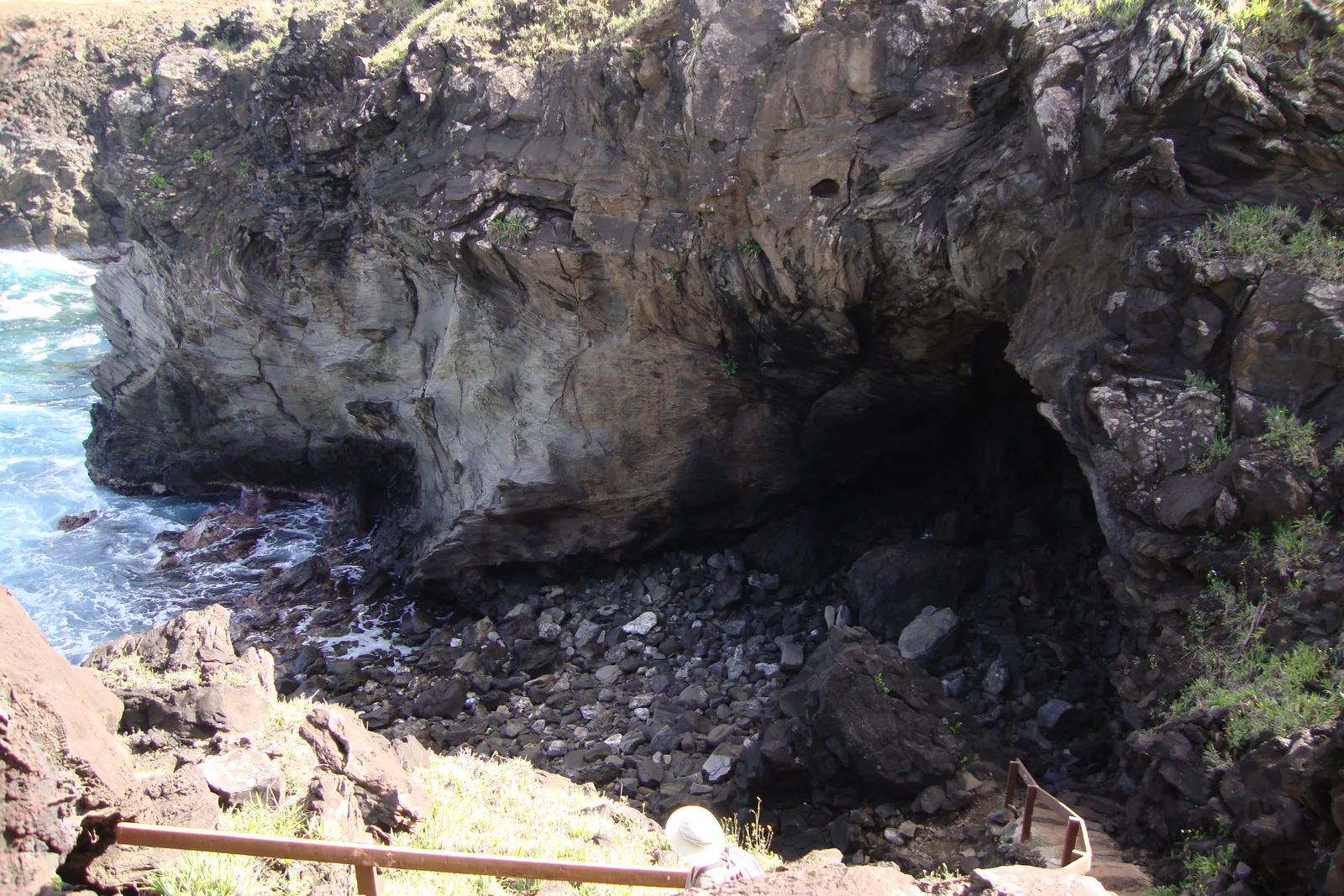 Entrada da caverna Ana Kai Tangata, aberta no penhasco de lava junto ao mar