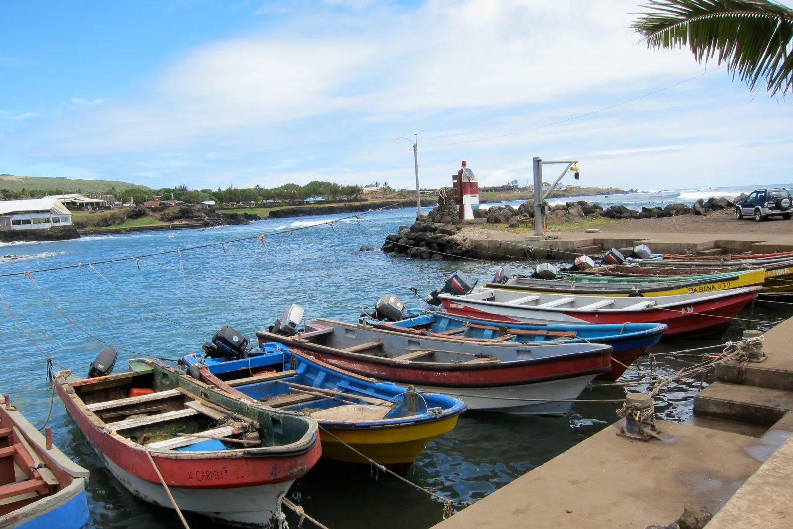 Barcos coloridos no porto de Hanga Roa O Tai, de onde saem os passeios de mar