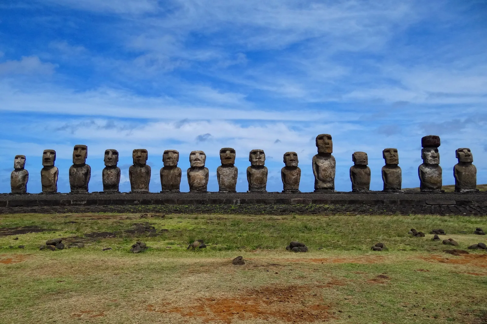 Os quinze moais de Ahu Tongariki, na costa leste da Ilha de Páscoa