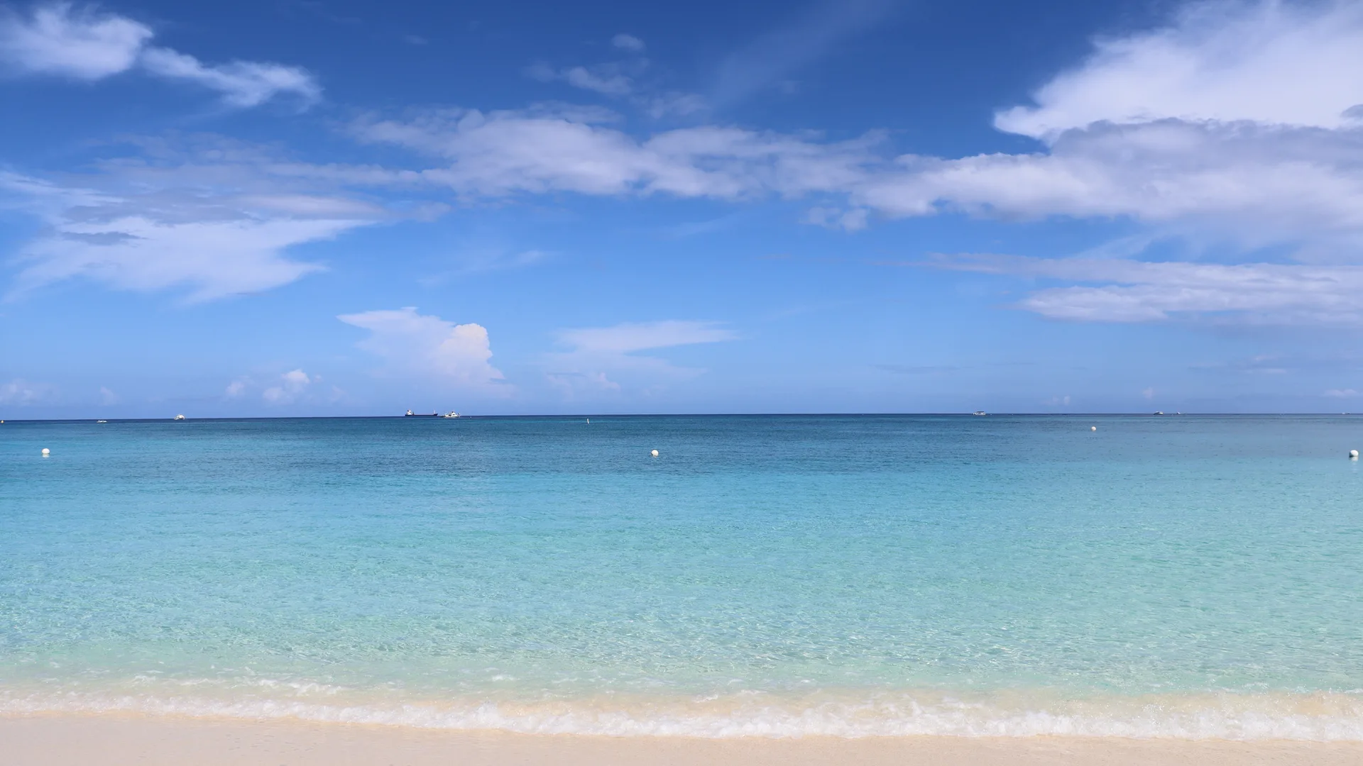 Mar turquesa e areia branca de Seven Mile Beach, em Grand Cayman