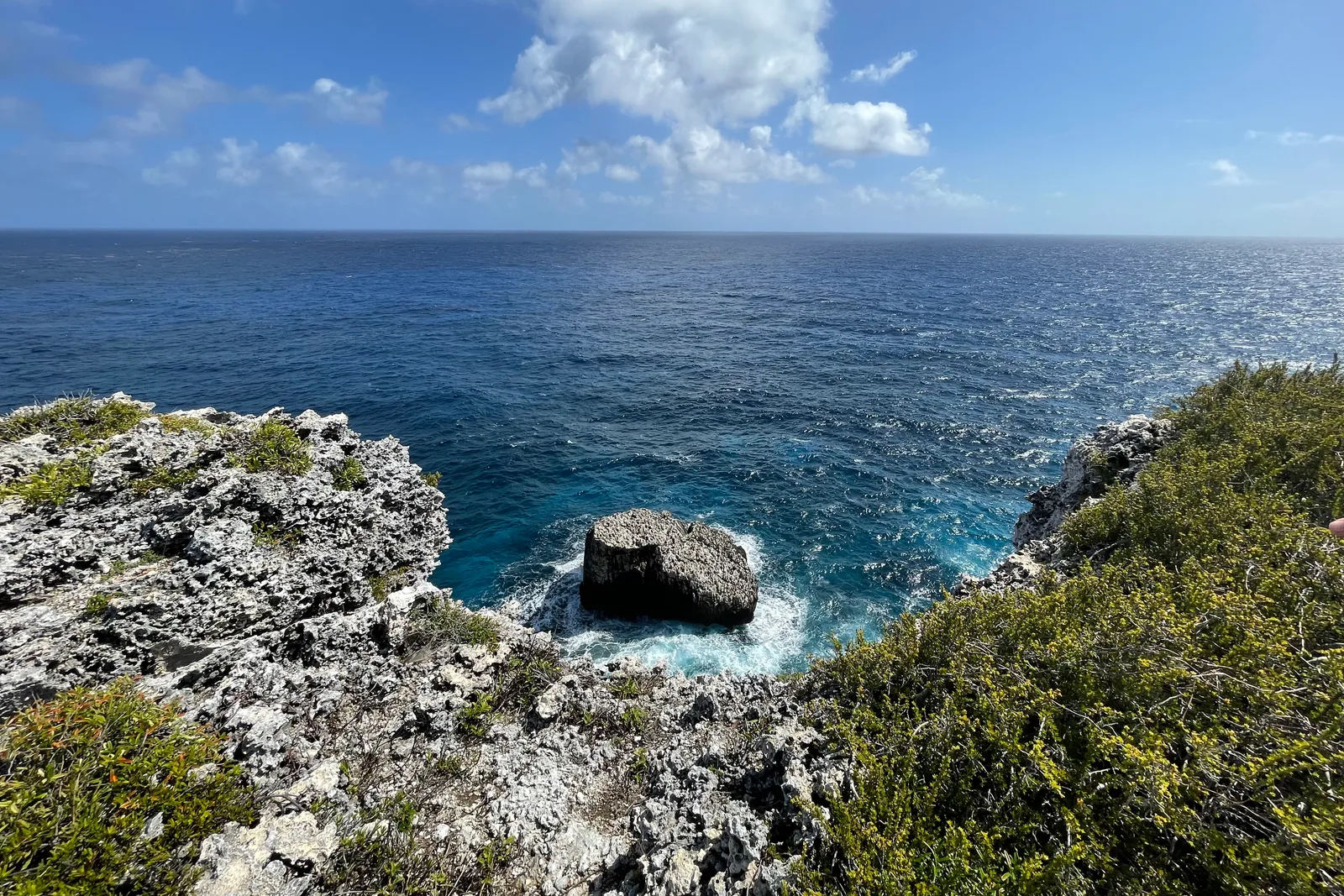 Mar aberto visto do alto do Bluff, o paredão calcário de Cayman Brac