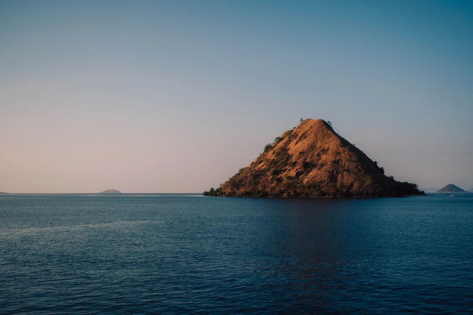 Ilha de Kukusan ao entardecer, no Parque Nacional de Komodo, Indonésia