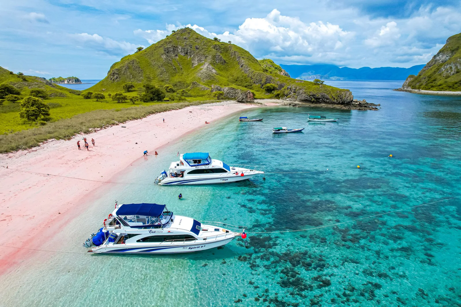 Pink Beach, praia de areia rosada na Ilha de Komodo, Indonésia