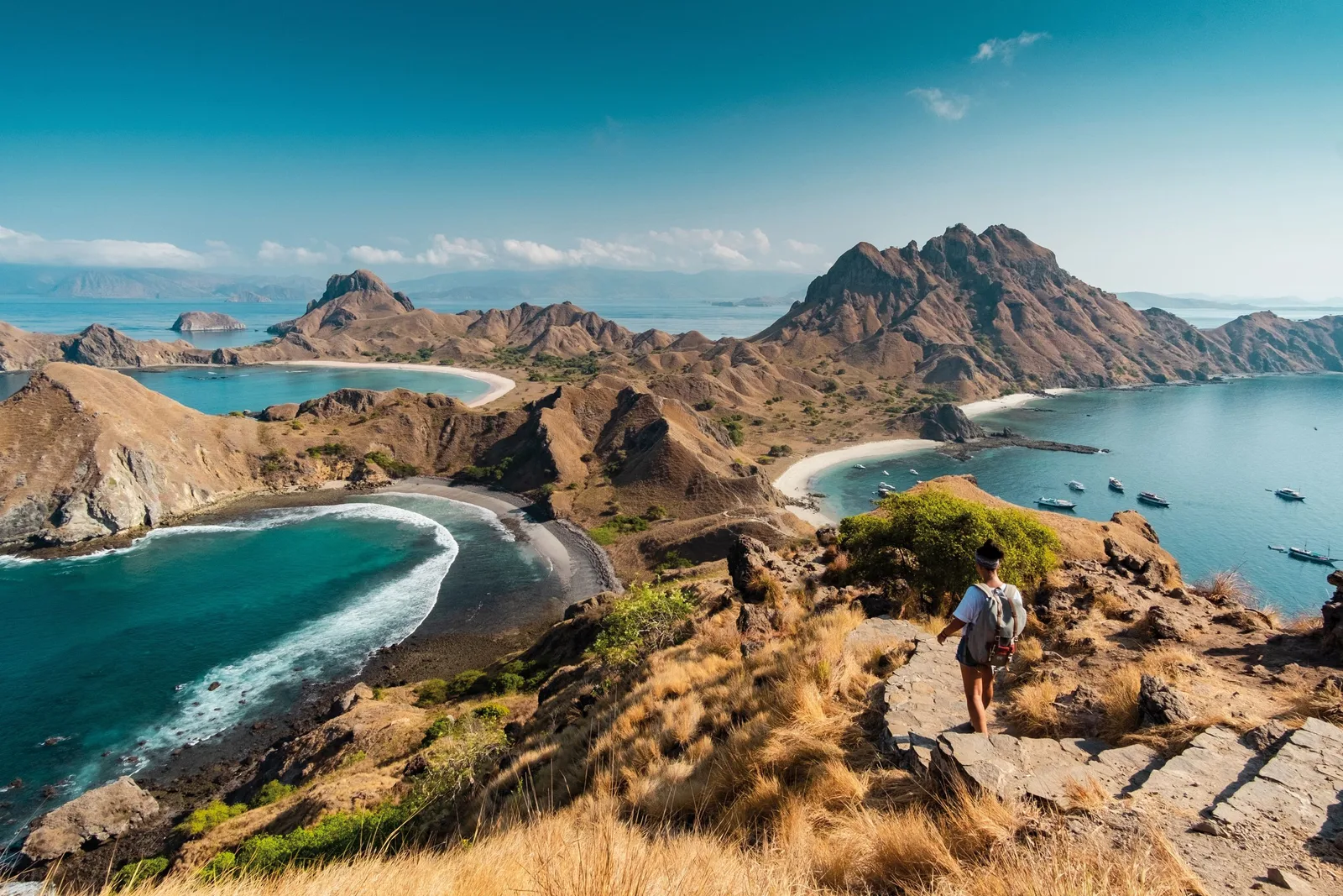 Ilhas vulcânicas e baía turquesa do Parque Nacional de Komodo, na Indonésia