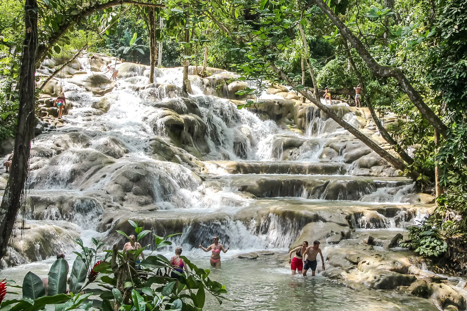 Terraços de pedra de Dunn's River Falls, em Ocho Rios, com visitantes subindo a cachoeira