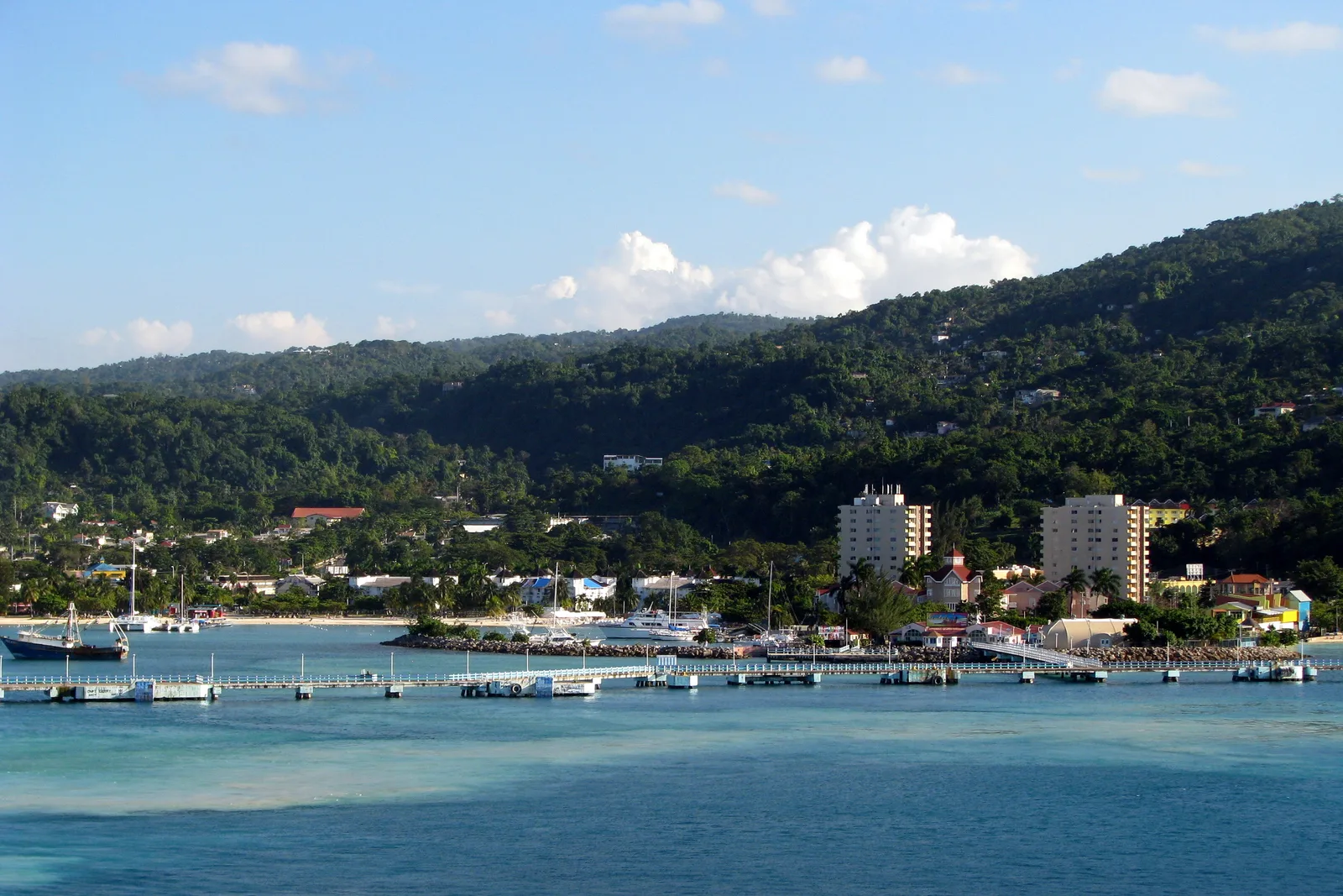 Baía de Ocho Rios com o píer e as montanhas verdes da costa norte da Jamaica