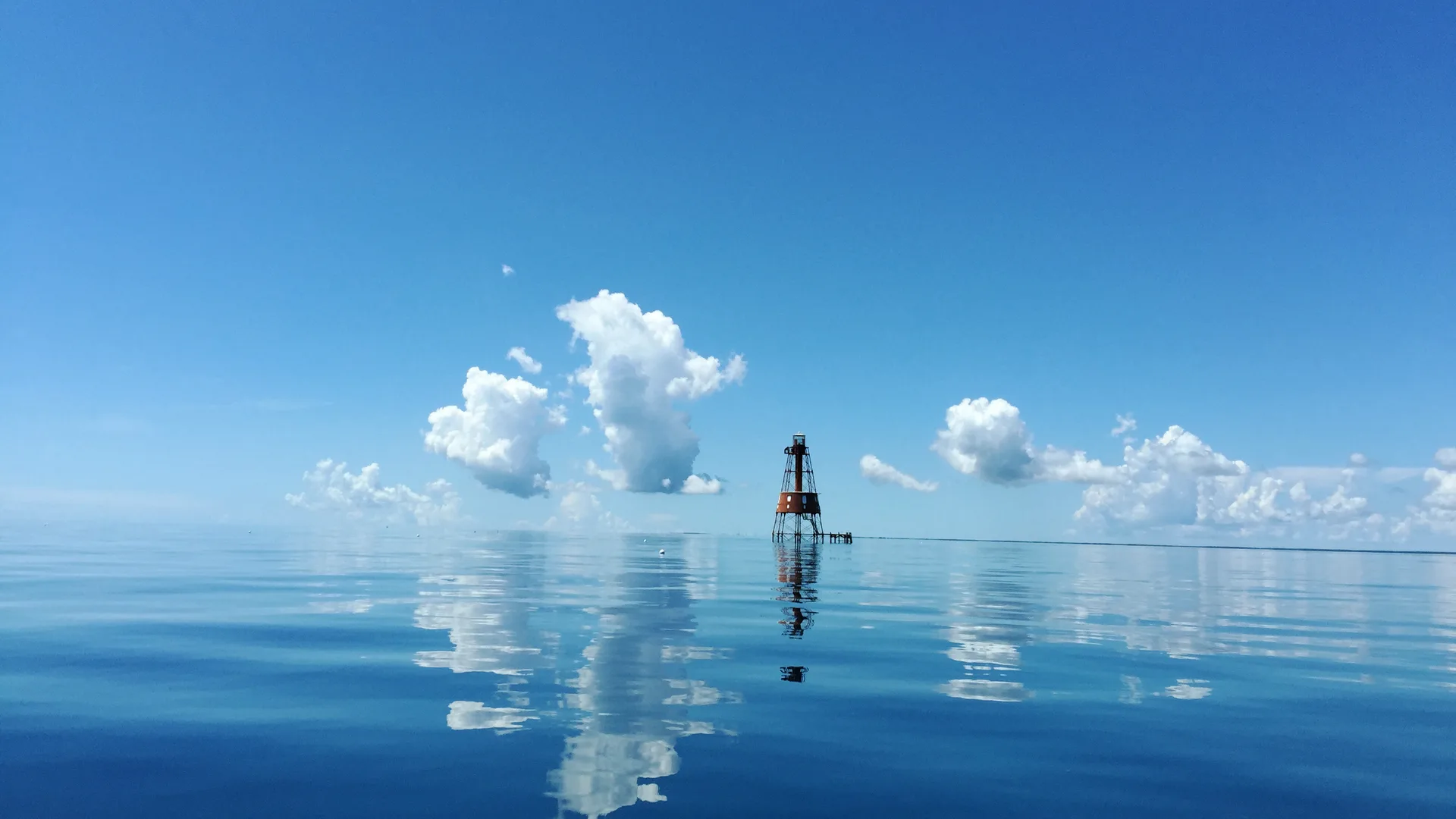 Farol de Carysfort sobre o recife raso ao largo de Key Largo, no Santuário Marinho Nacional das Florida Keys