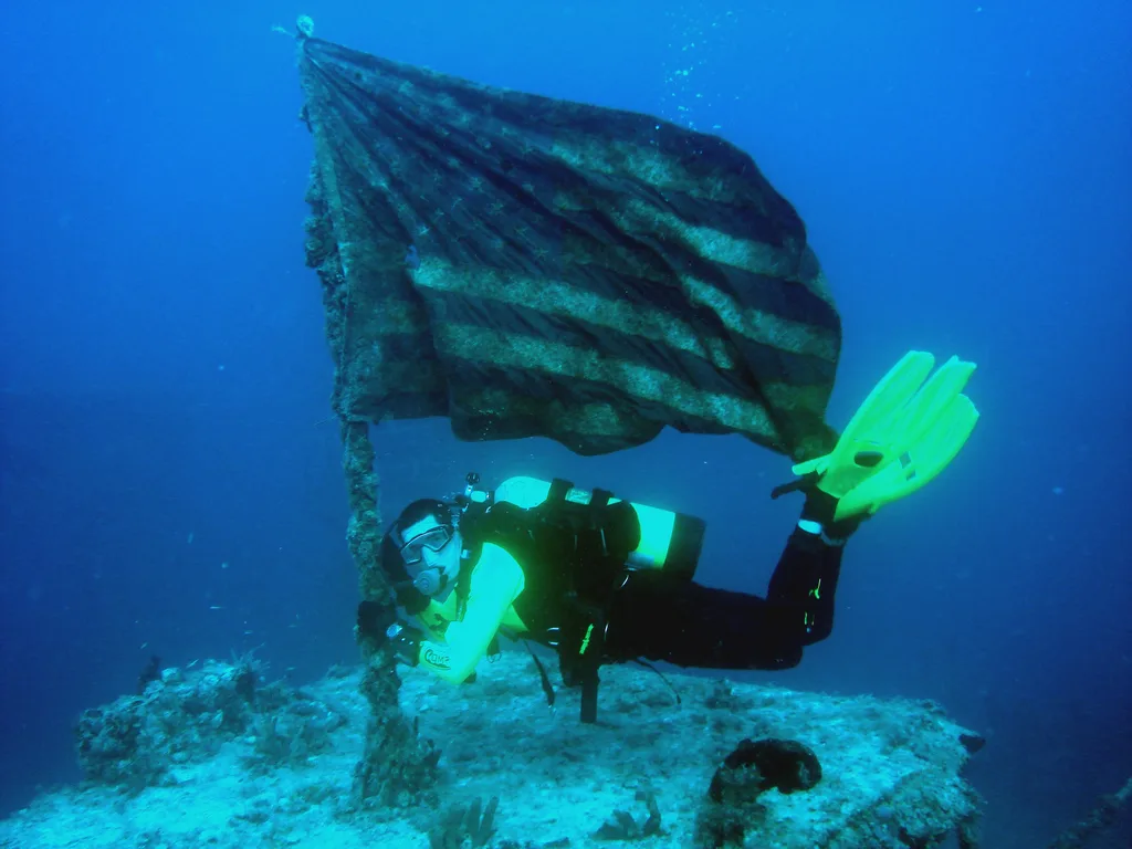 Mergulhador junto à bandeira americana no naufrágio do USS Spiegel Grove, em Key Largo