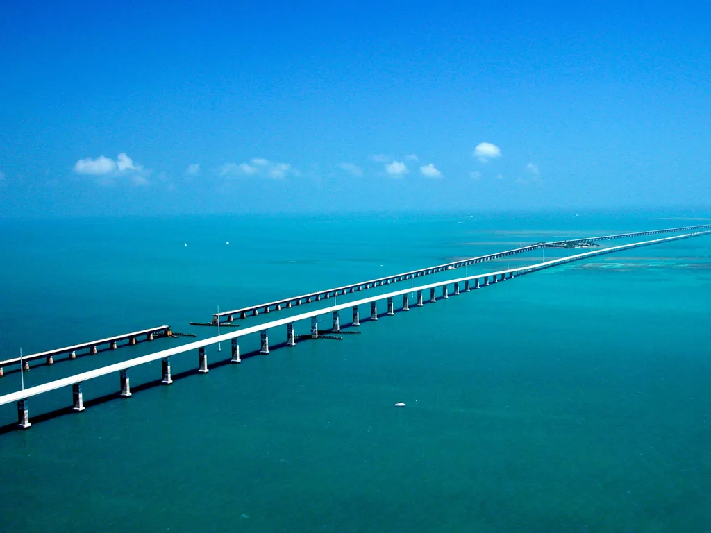 Vista aérea da Seven Mile Bridge, na Overseas Highway, ao lado da antiga ponte ferroviária