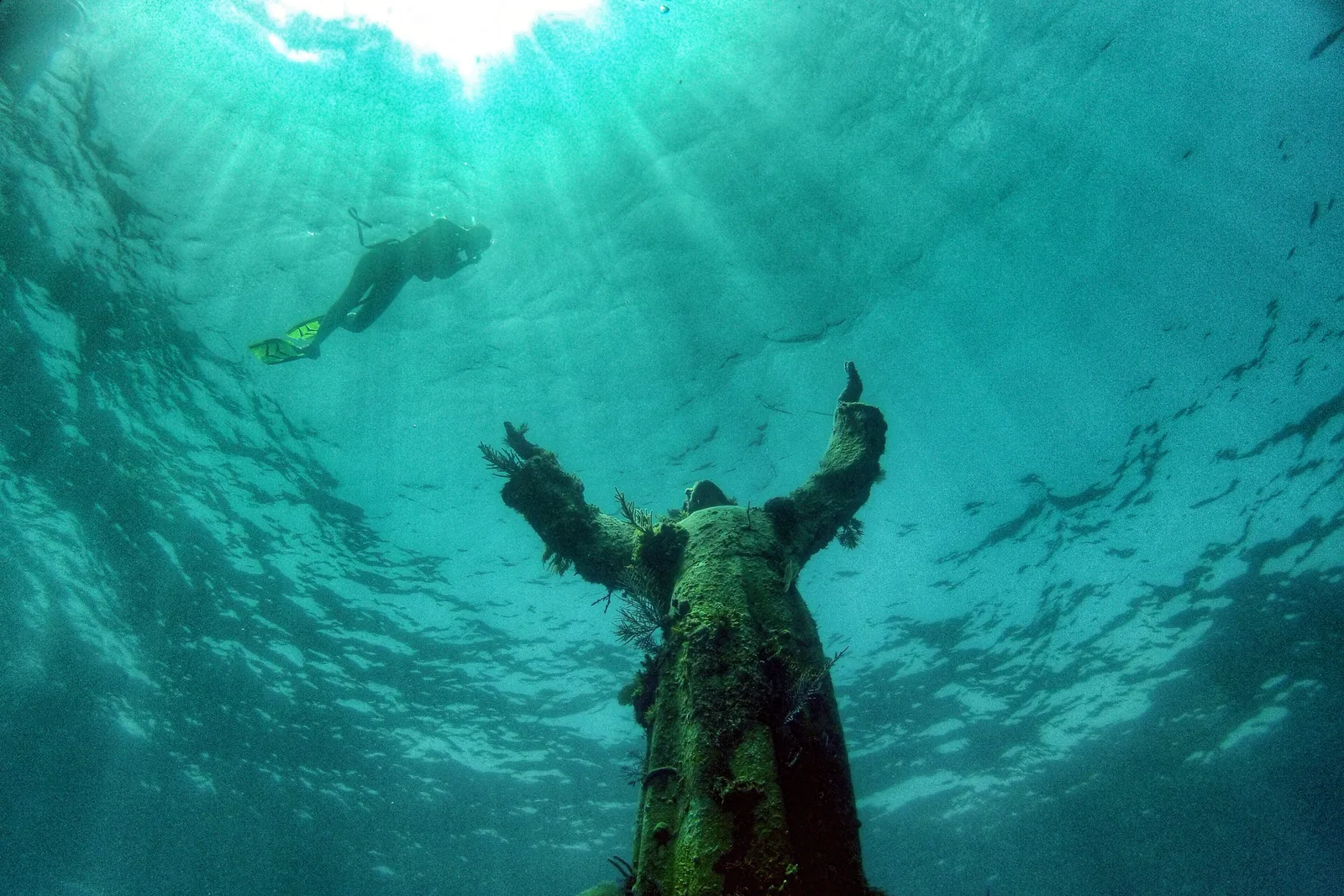 Estátua submersa do Cristo do Abismo em Key Largo Dry Rocks, com mergulhador na superfície
