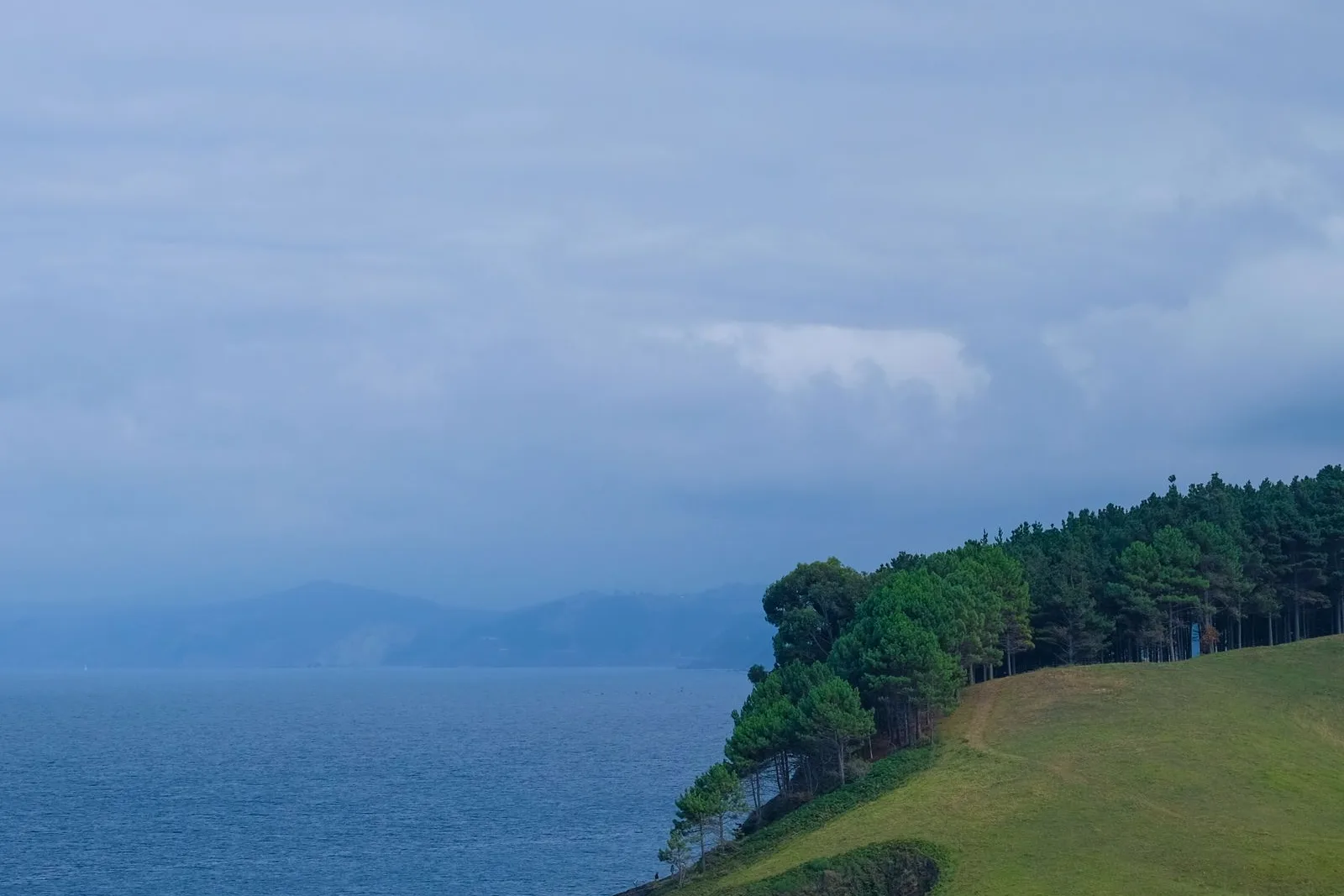 Barco de mergulho ancorado em mar azul-turquesa