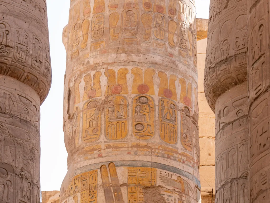 Colunas cobertas de hieróglifos no Templo de Karnak, em Luxor, Egito