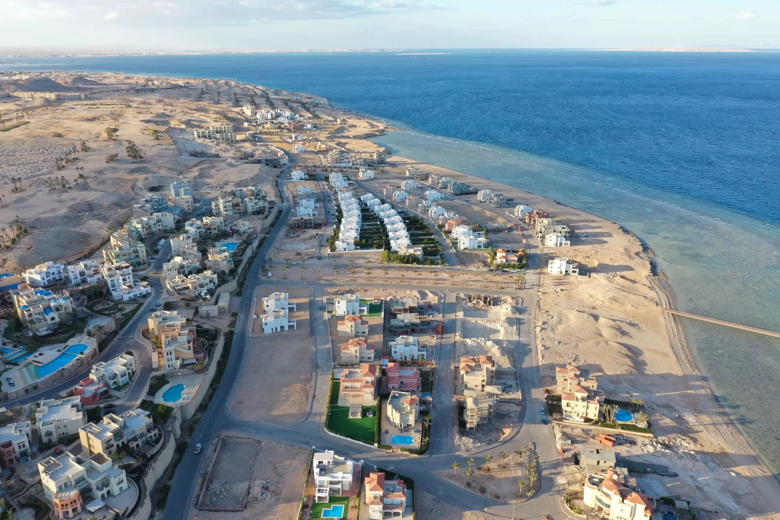 Vista aérea da costa do Mar Vermelho, no Egito, com resort à beira do deserto