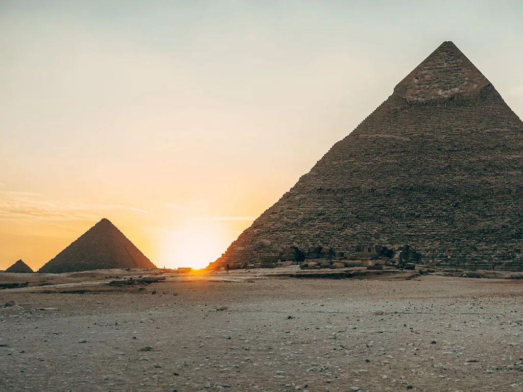 Pirâmides de Gizé ao entardecer, no Cairo, Egito