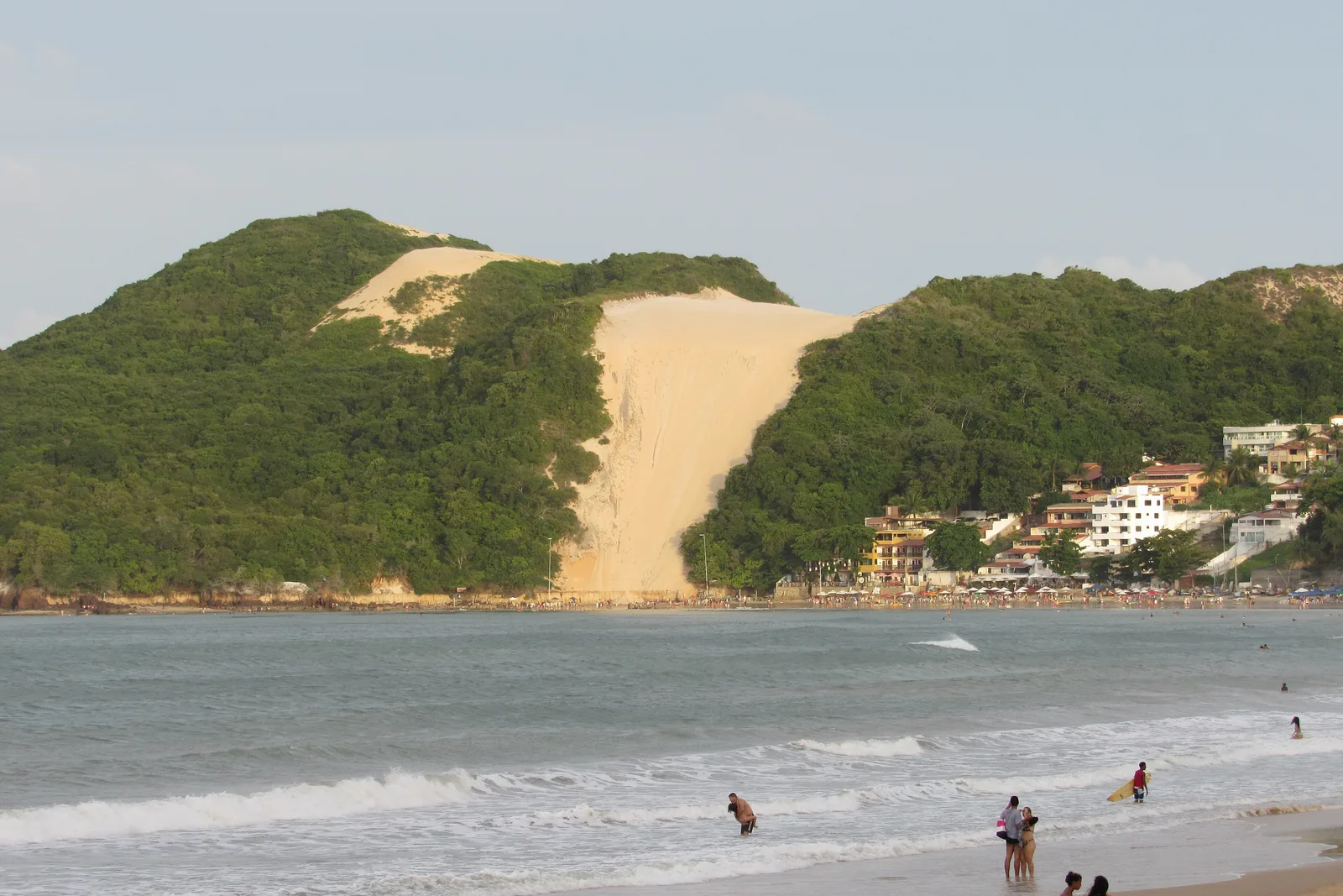 Morro do Careca, a grande duna da praia de Ponta Negra, em Natal