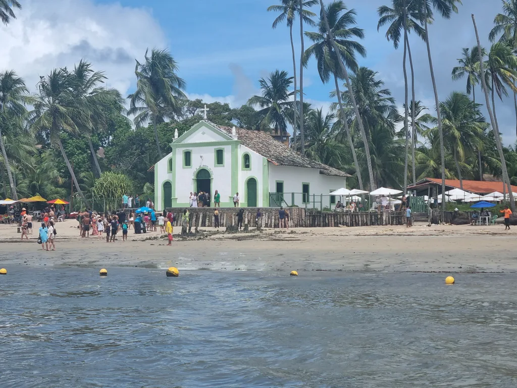Capela de São Benedito entre coqueiros na Praia dos Carneiros, em Tamandaré