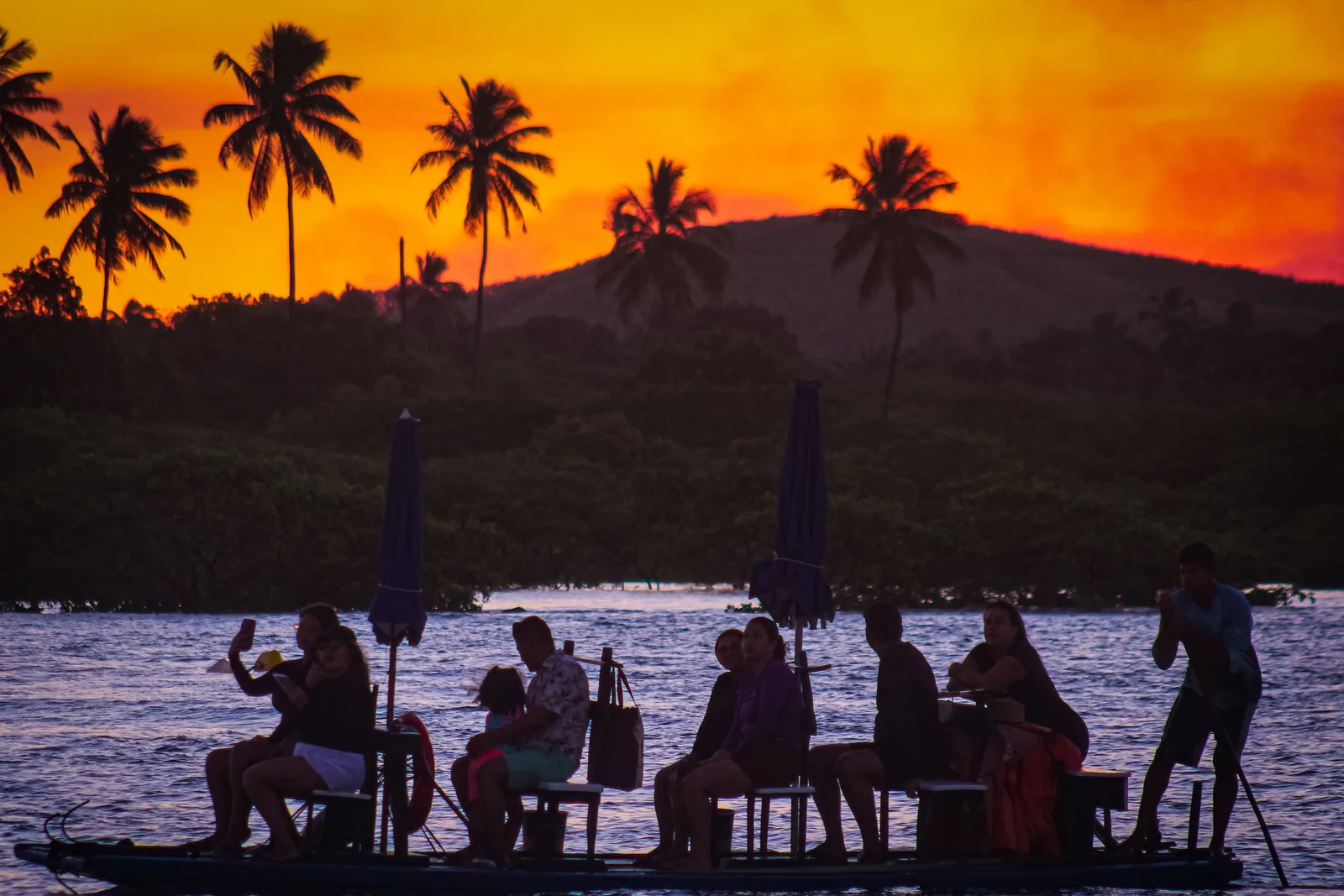 Passeio de jangada ao entardecer em Maracaípe