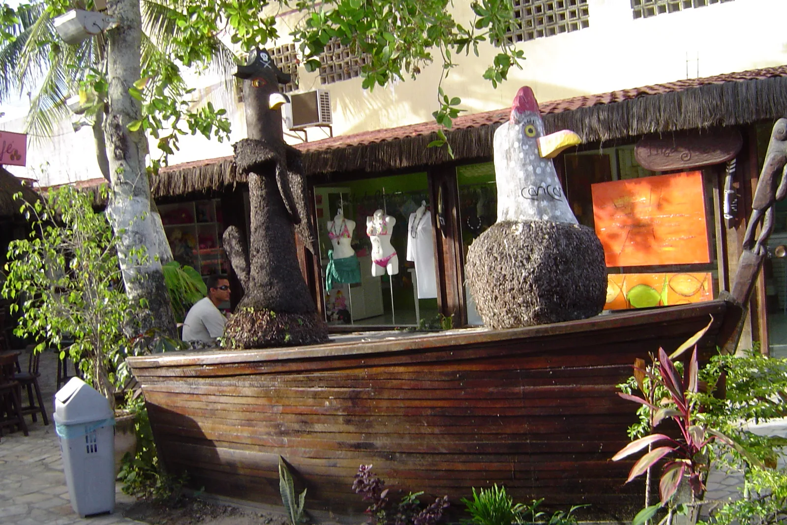 Esculturas de galinhas na vila de Porto de Galinhas