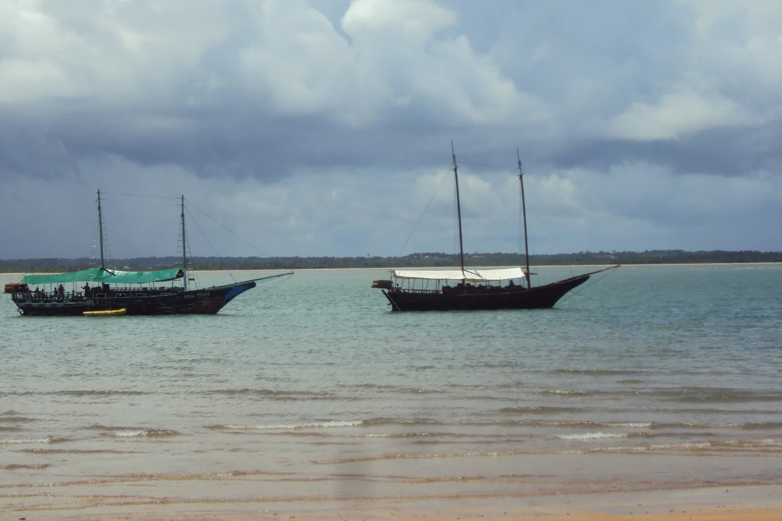 Escunas ancoradas ao lado do banco de areia de Coroa Alta, em Santa Cruz Cabrália