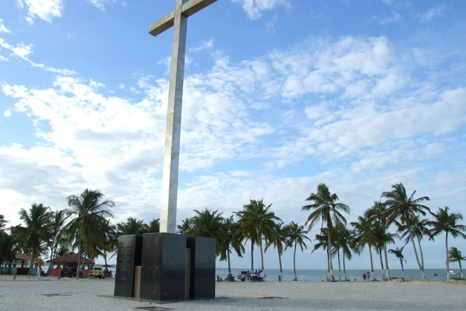 Cruz monumental na praia da Coroa Vermelha, em Santa Cruz Cabrália