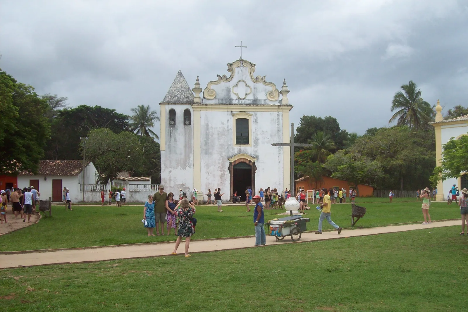 Igreja de Nossa Senhora da Pena e o gramado da Cidade Histórica de Porto Seguro