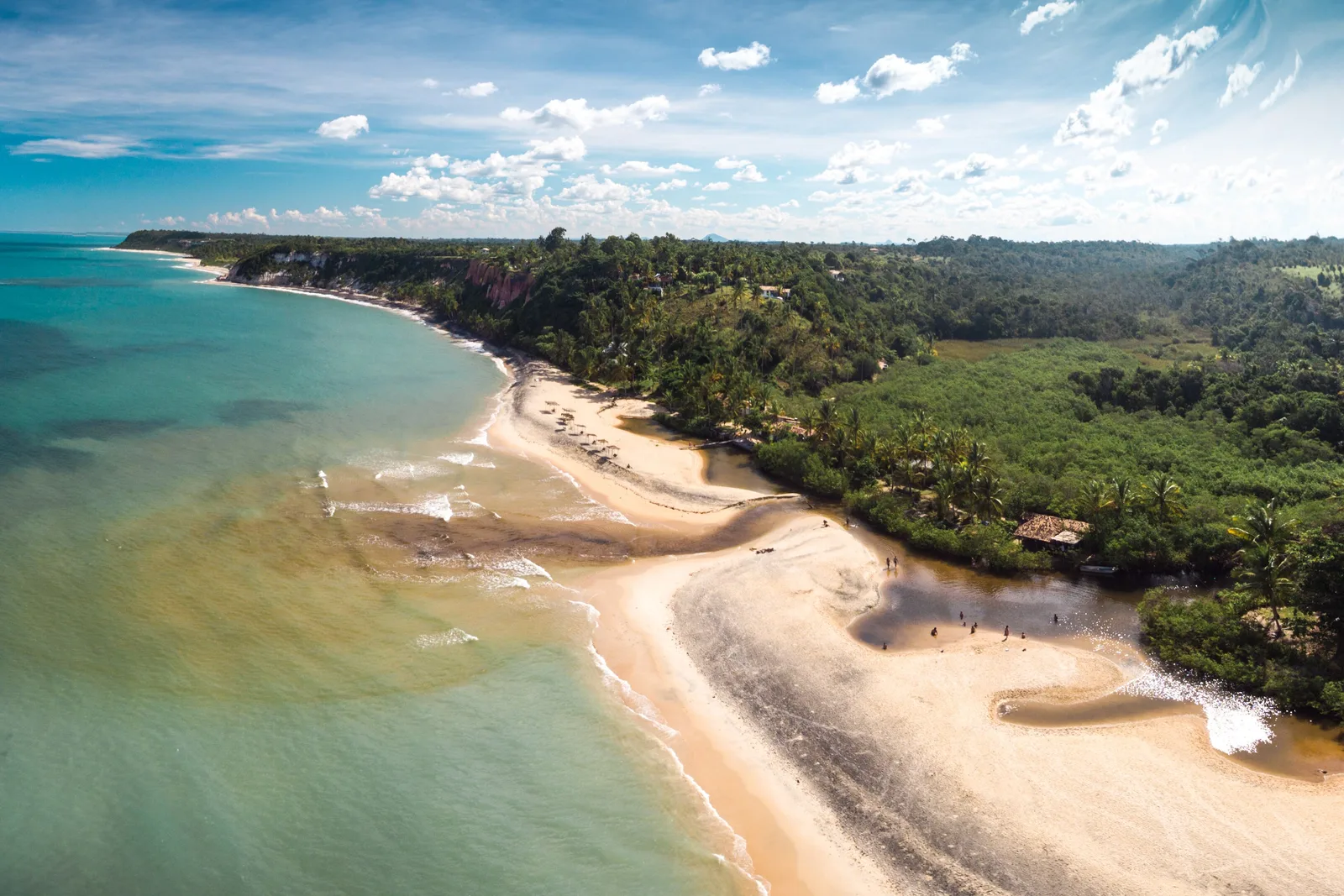 Vista aérea da Praia do Espelho, em Trancoso, com mar de tons turquesa e mata atlântica