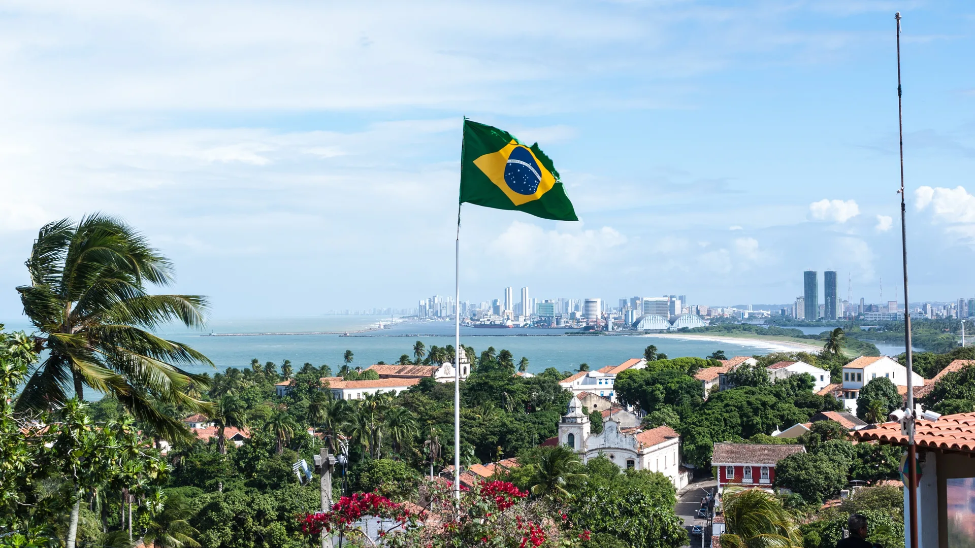 Vista do Alto da Sé, em Olinda, com o mar e o skyline do Recife ao fundo