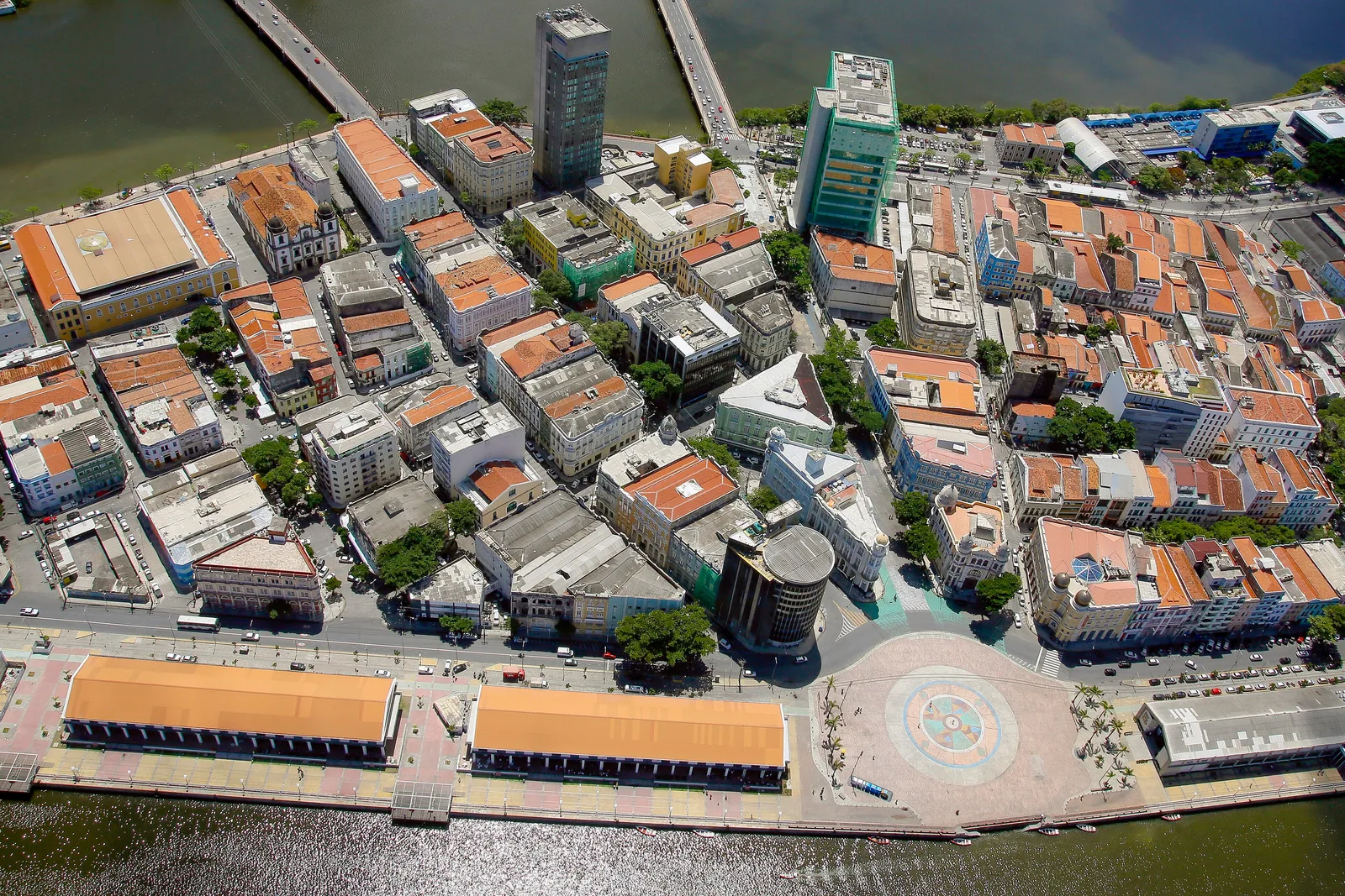 Vista aérea do Recife Antigo, com o Marco Zero à beira-mar