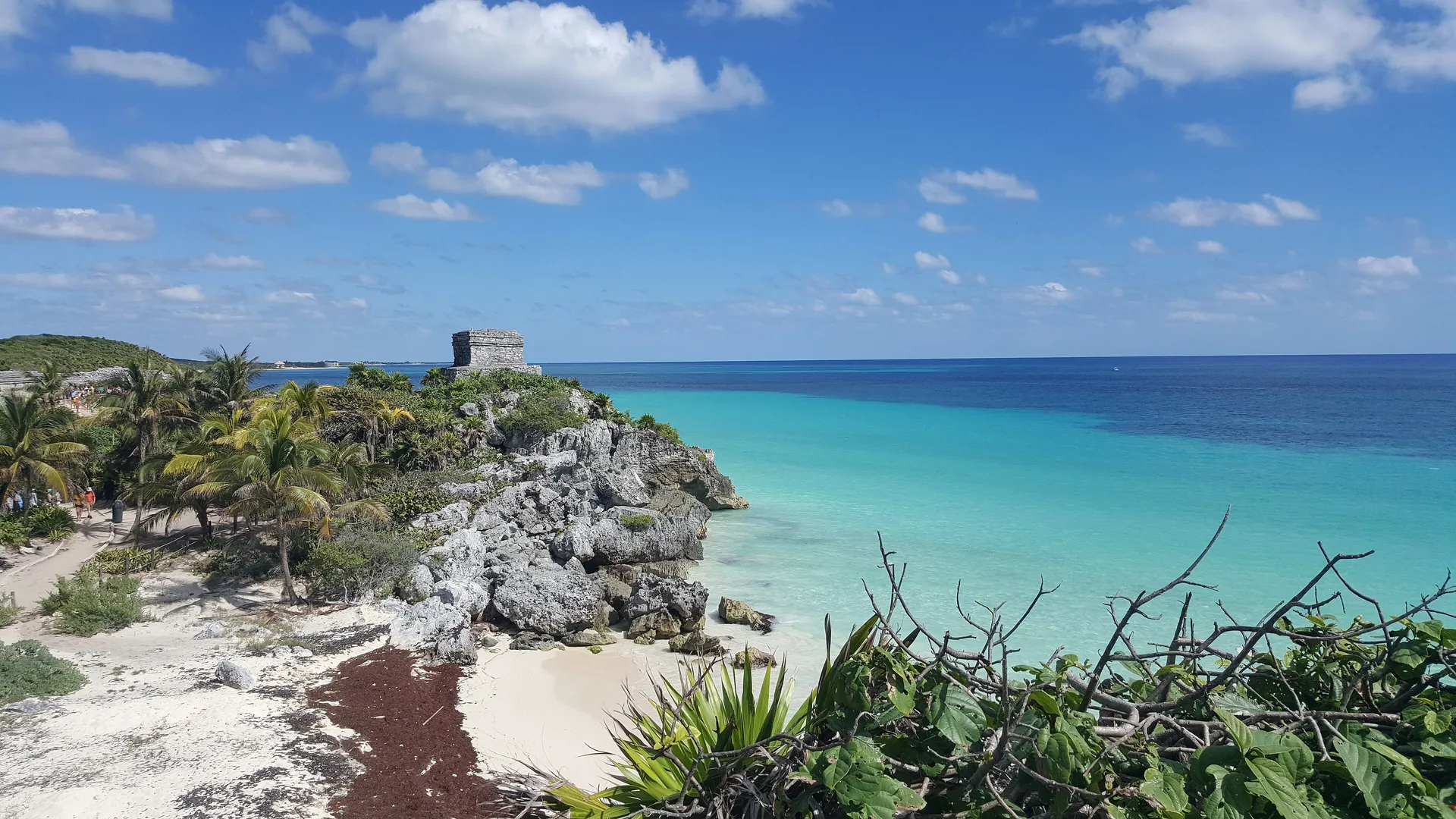 Templo maia sobre as rochas de Tulum, à beira do mar do Caribe