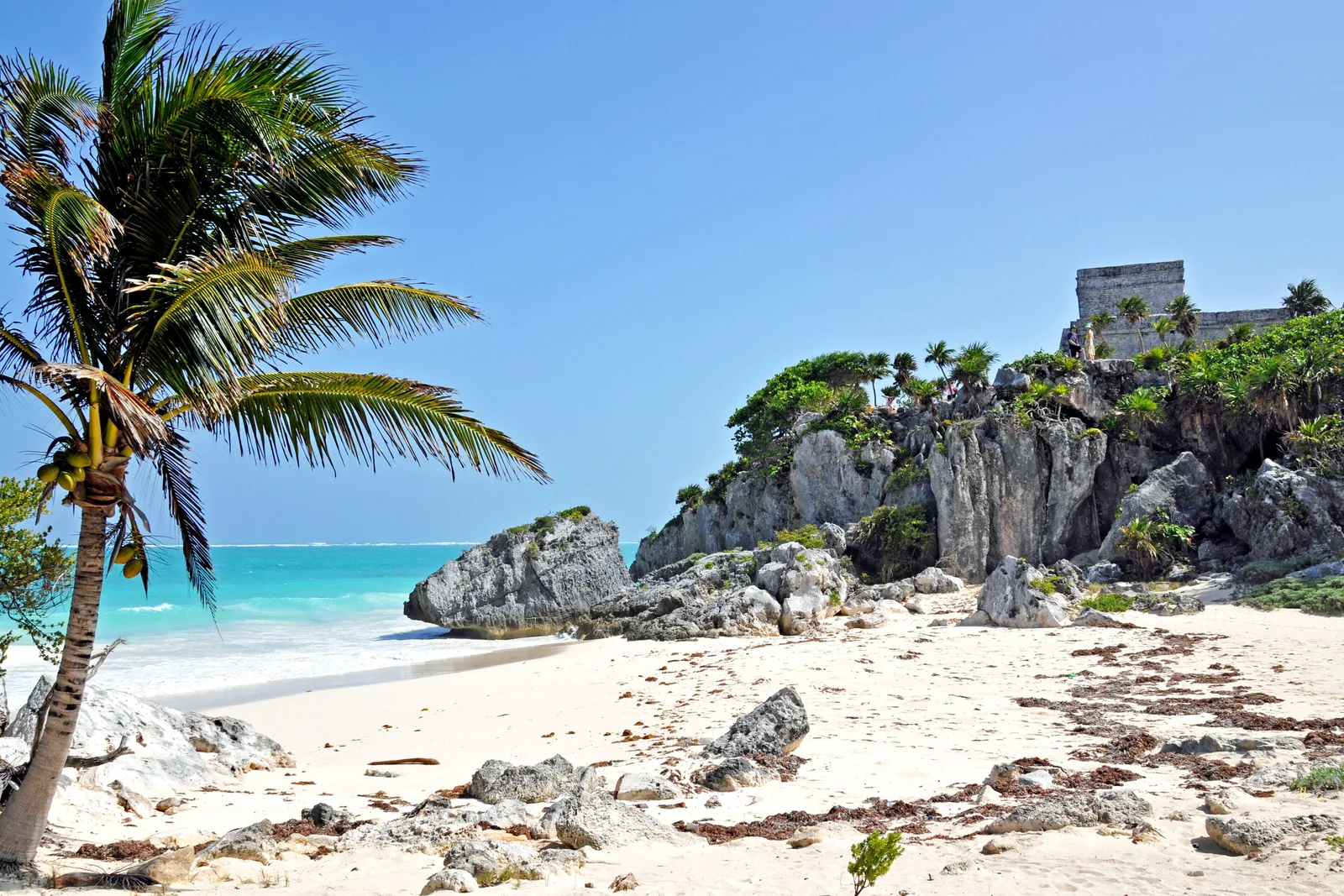 Praia de areia branca sob o El Castillo, nas ruínas maias de Tulum