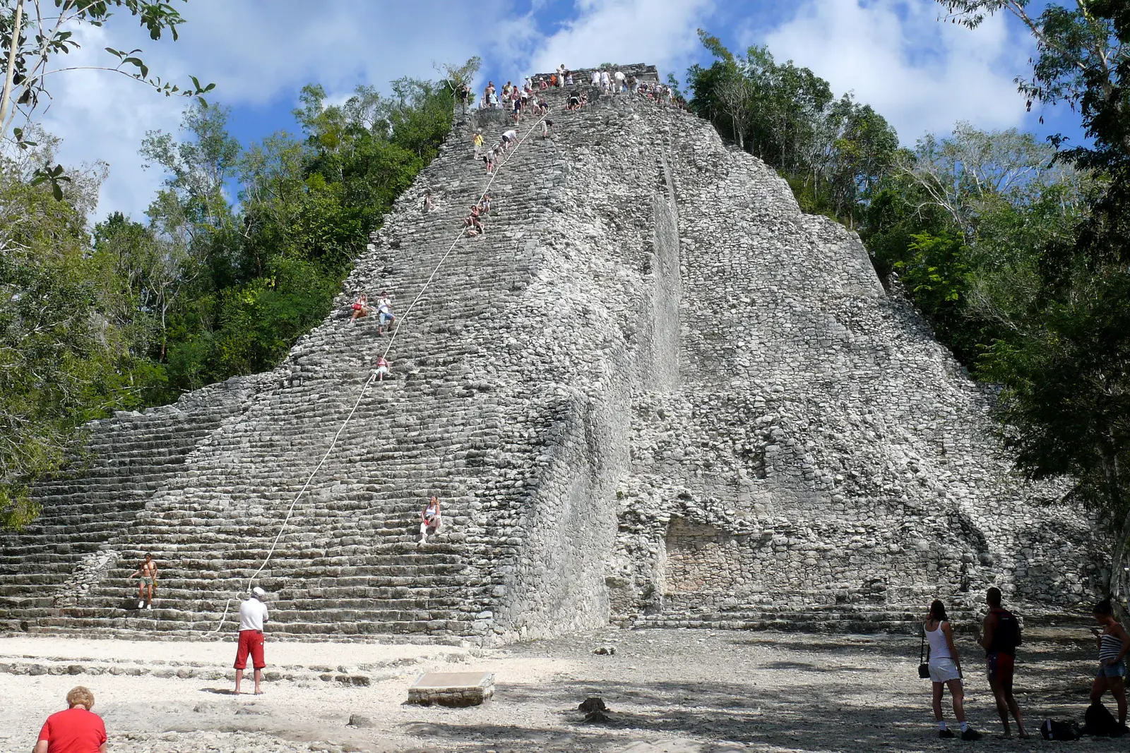 Pirâmide Nohoch Mul, a mais alta de Cobá, cercada pela selva