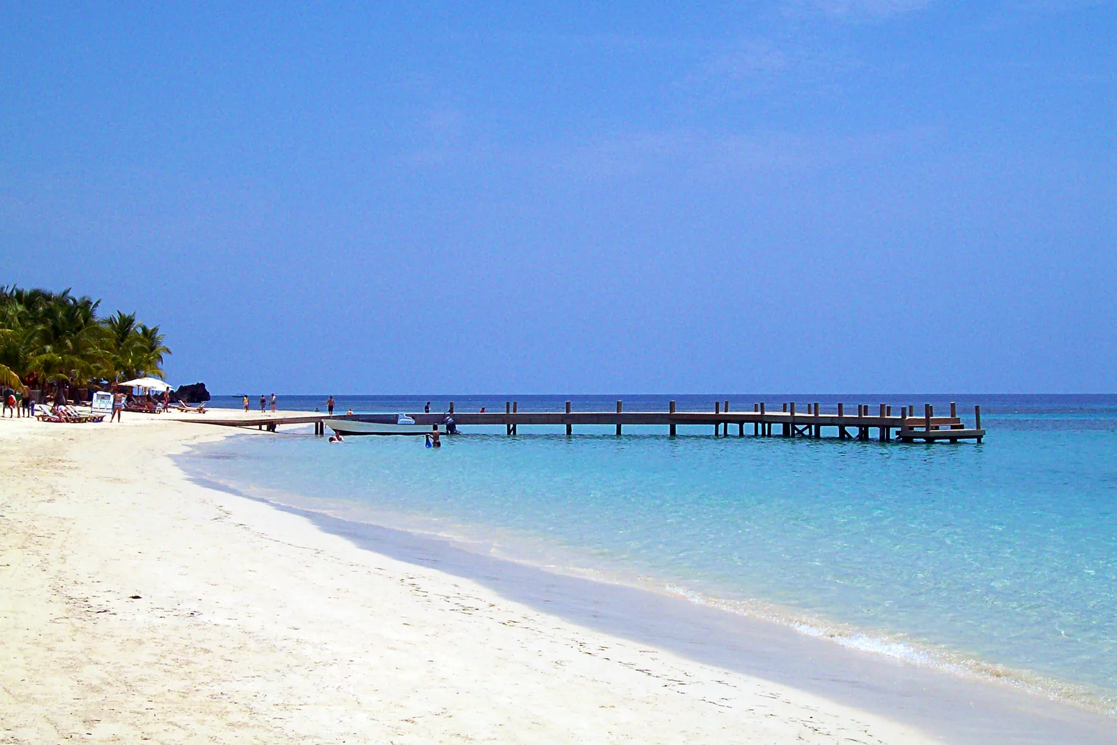Areia branca e mar turquesa na praia de West Bay, em Roatán