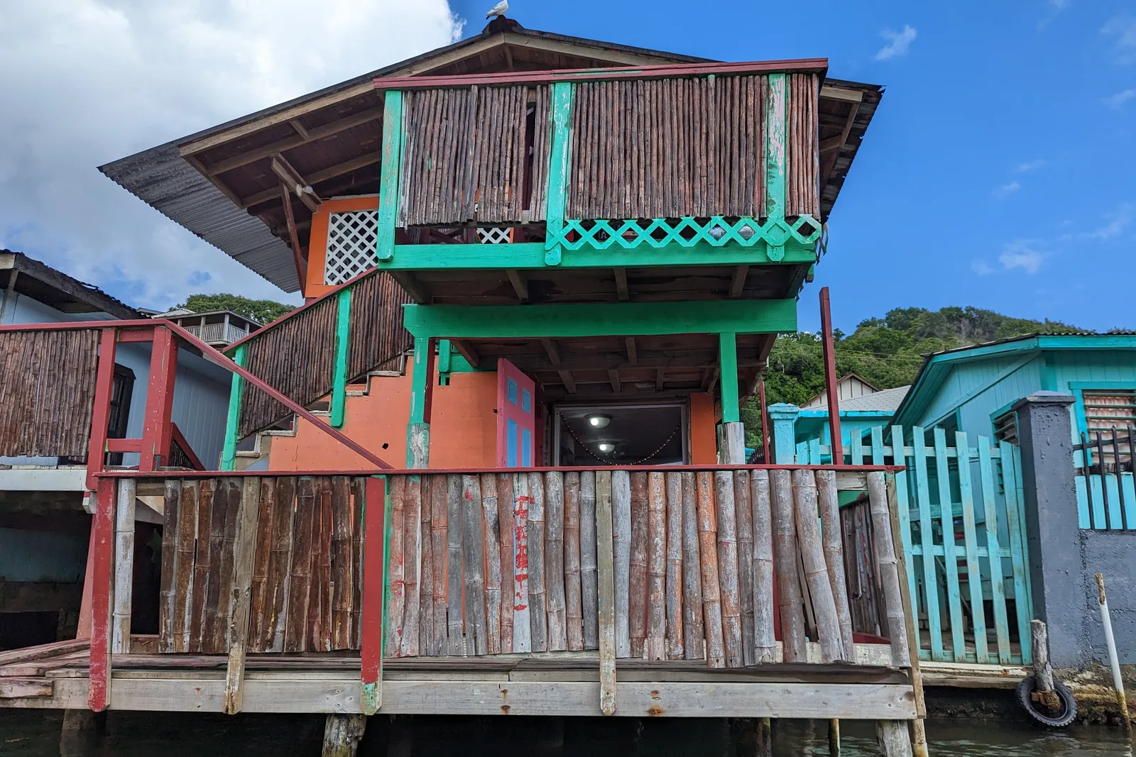 Casa colorida sobre palafitas na vila de pescadores de Oak Ridge, em Roatán