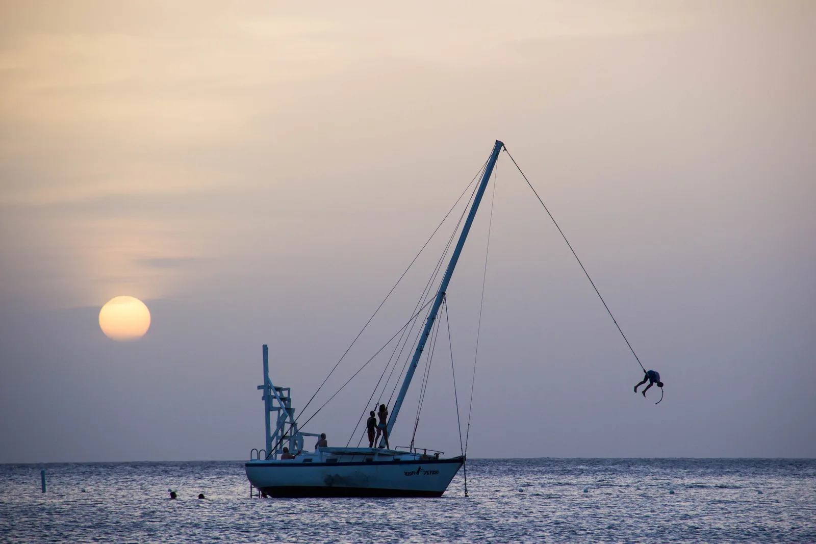 Veleiro ancorado ao pôr do sol no mar de Roatán