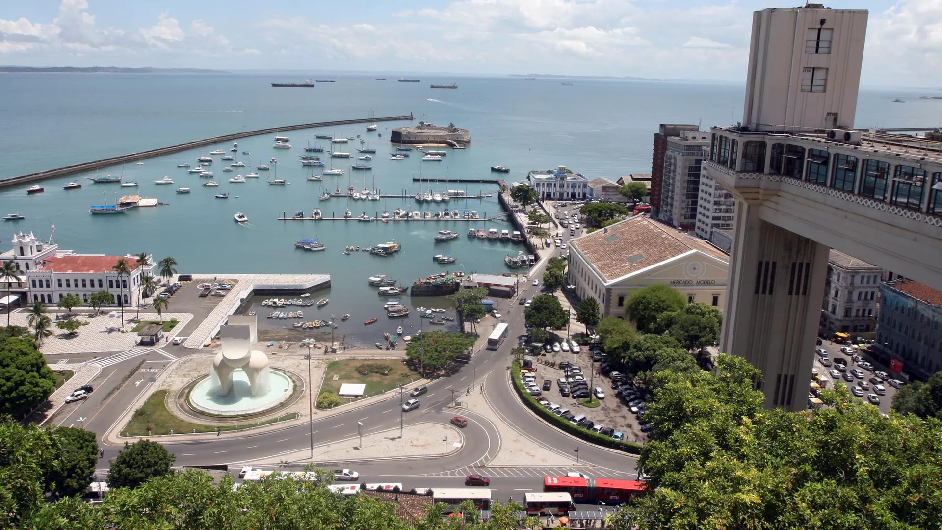 Marina e porto sobre a Baía de Todos os Santos vistos do alto, em Salvador