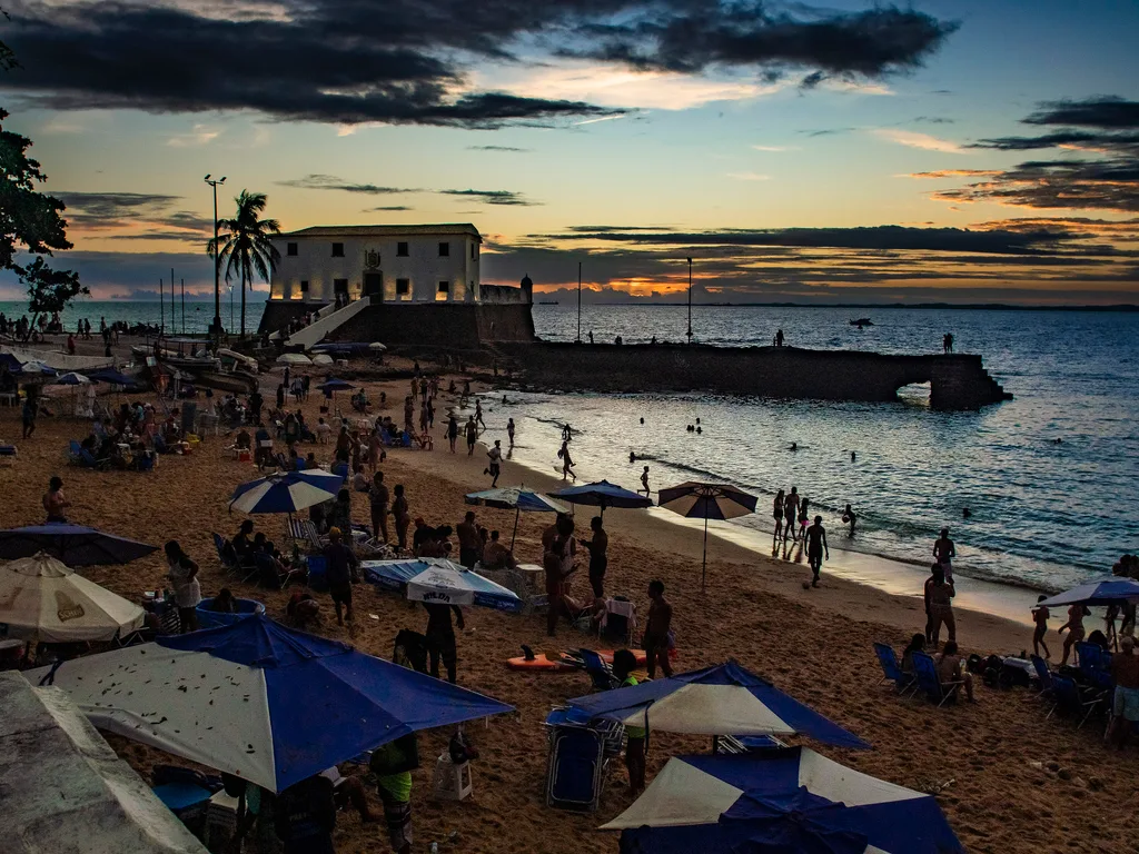 Praia do Porto da Barra ao anoitecer, com o Forte de Santa Maria ao fundo, em Salvador