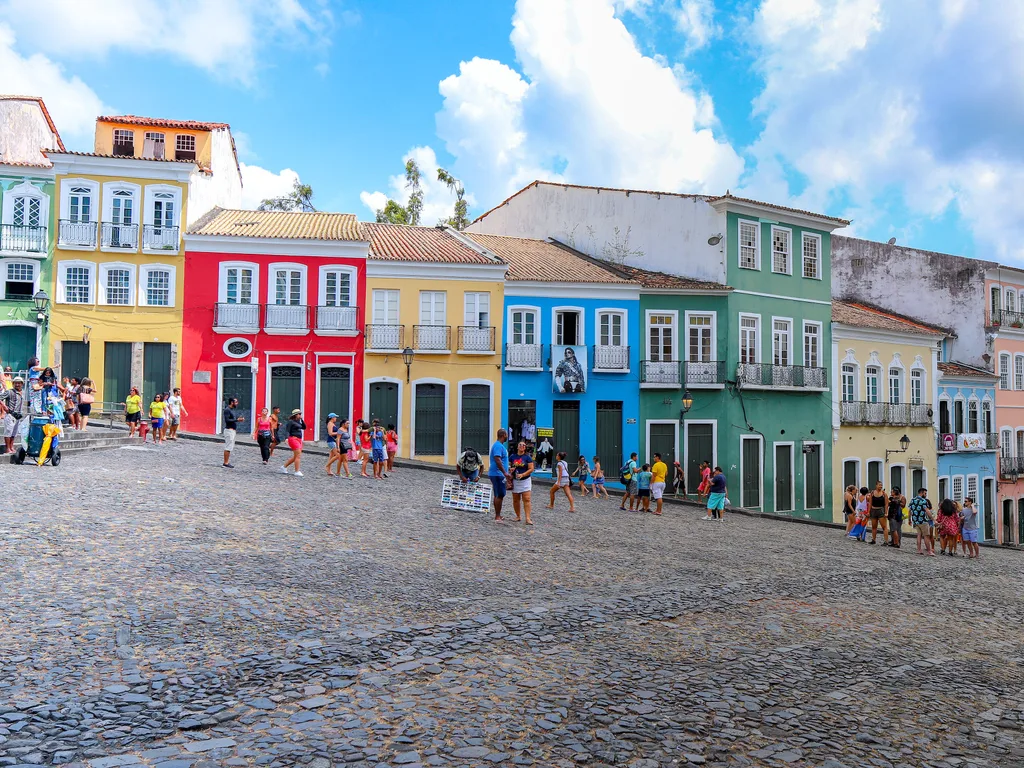 Casarões coloridos e calçamento de pedra no Largo do Pelourinho, em Salvador