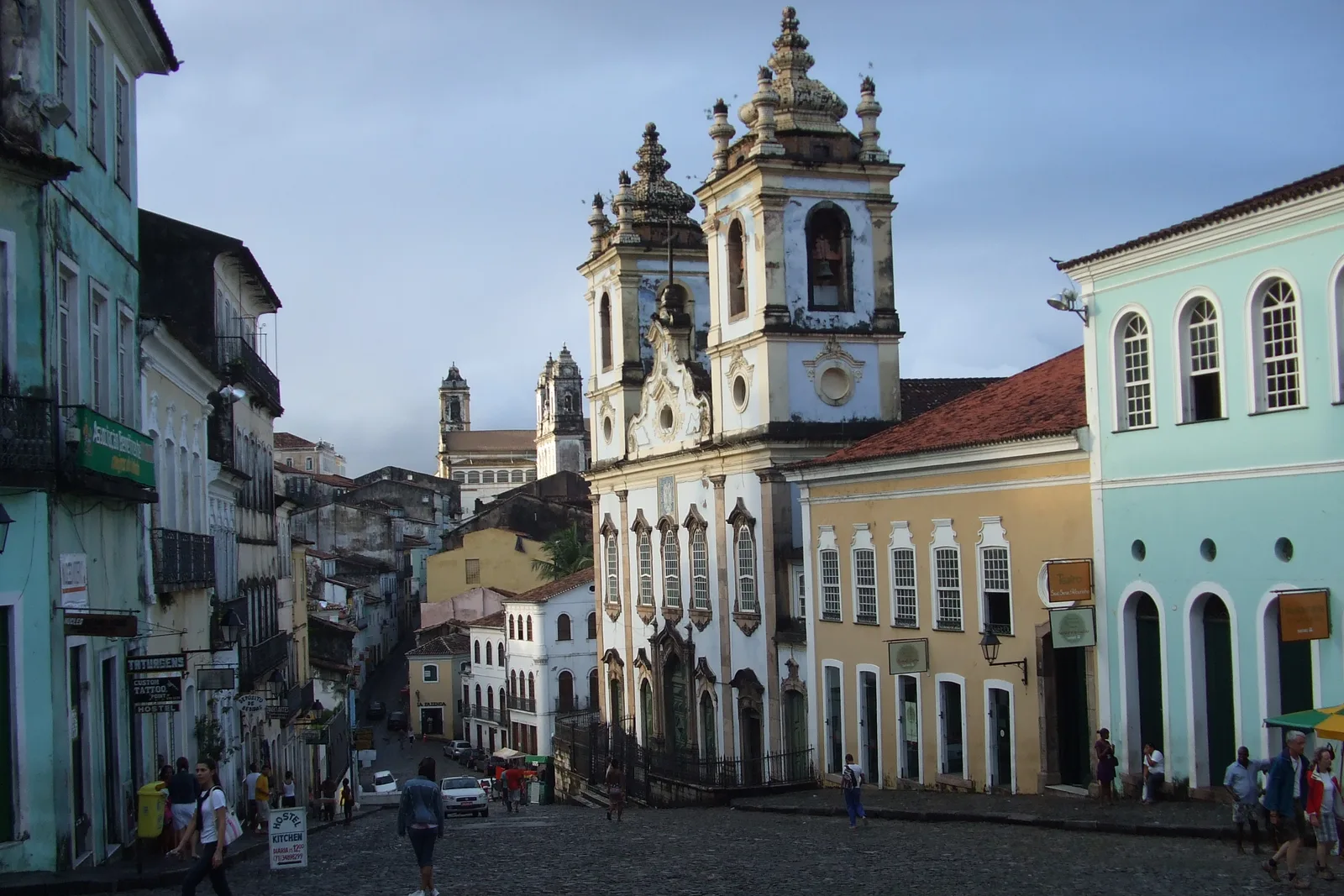 Igreja barroca e casarões coloridos no Pelourinho, em Salvador