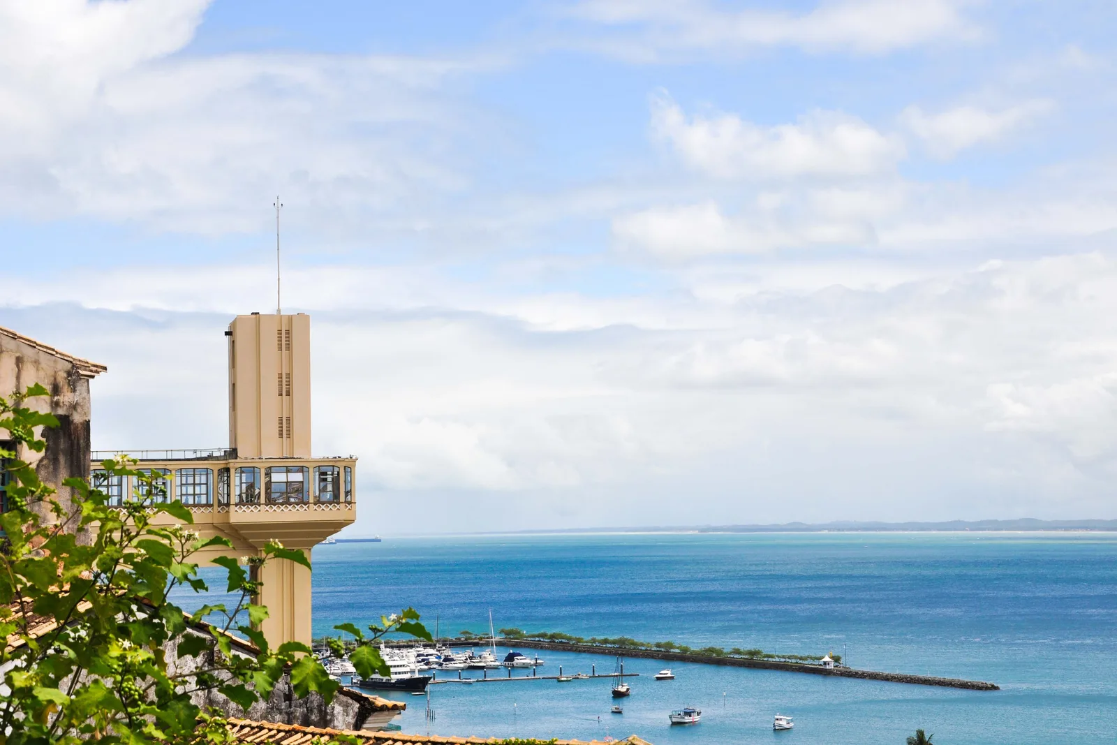 Elevador Lacerda com a Baía de Todos os Santos ao fundo, em Salvador