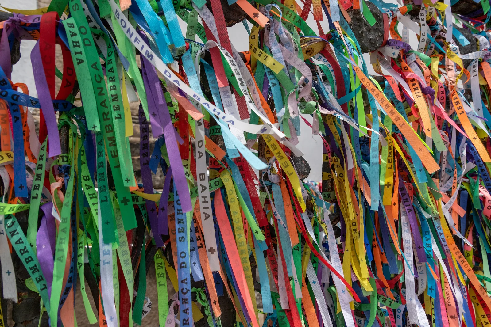 Fitinhas coloridas do Senhor do Bonfim amarradas na Igreja do Bonfim, em Salvador