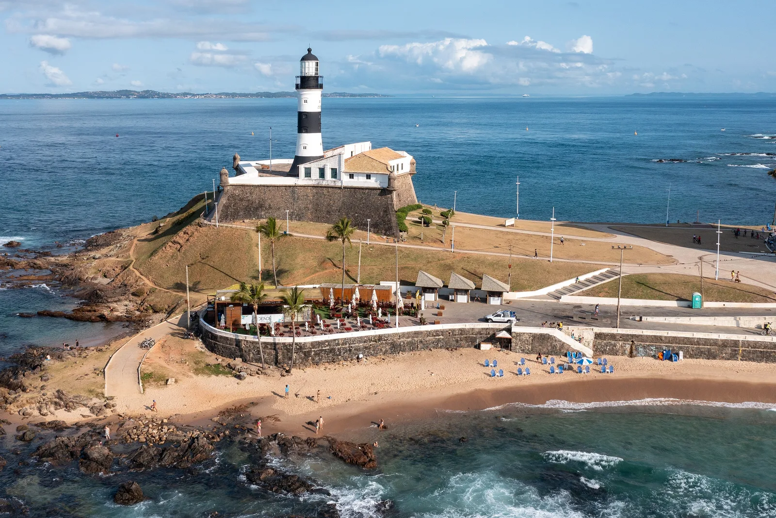Vista aérea do Forte de Santo Antônio e do Farol da Barra, em Salvador