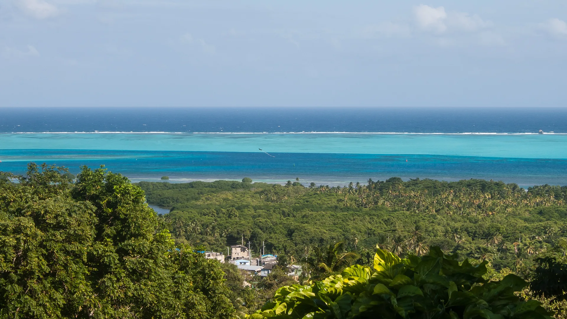 Vista do alto de San Andrés, com a laguna turquesa e a barreira de corais ao fundo